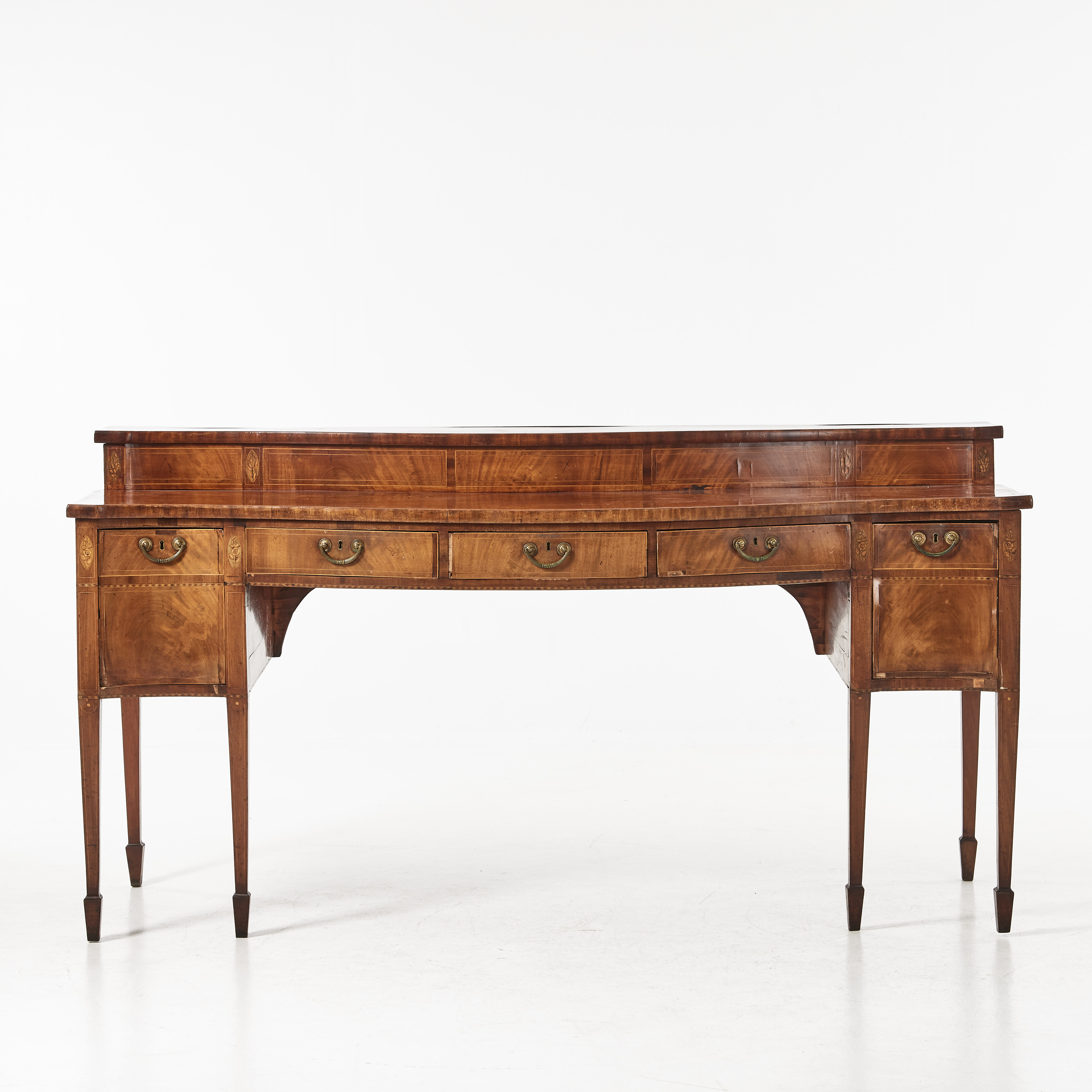 SIDEBOARD, George III, omkring 1800, fanerat i mahogny, intarsiadekor, beslag i mässing, 5 lådor.