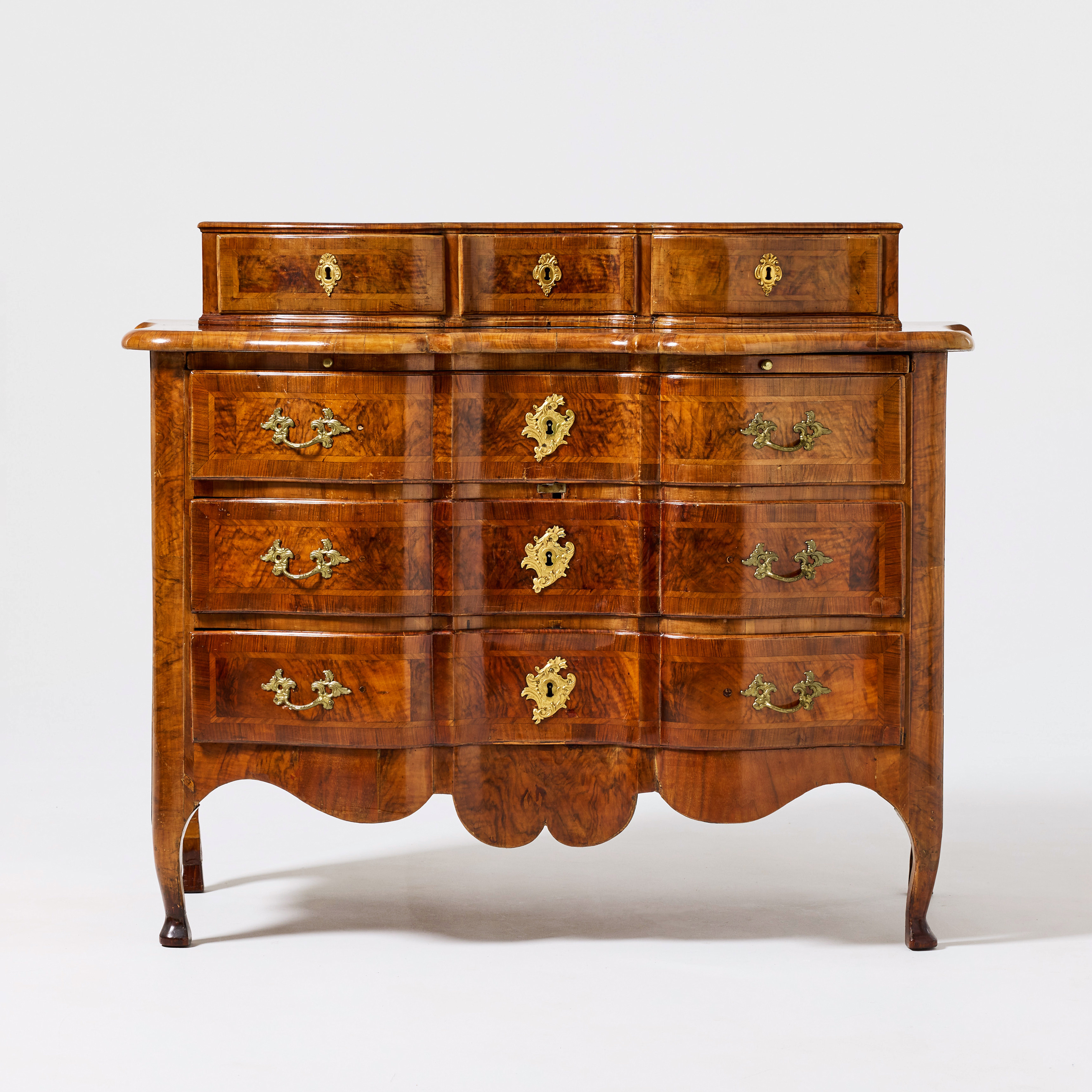 BYRÅ med uppsats, stockholmsarbete i senbarock, 1700-talets första hälft, Johan Hugo Fürlohs art, fanerad med valnöt, beslag av mässing.