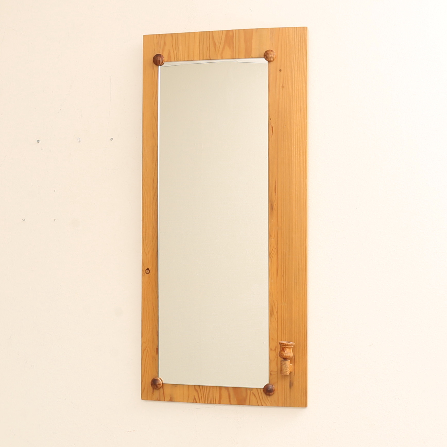 SPEGEL , furu med ljushållare, 1970-tal.