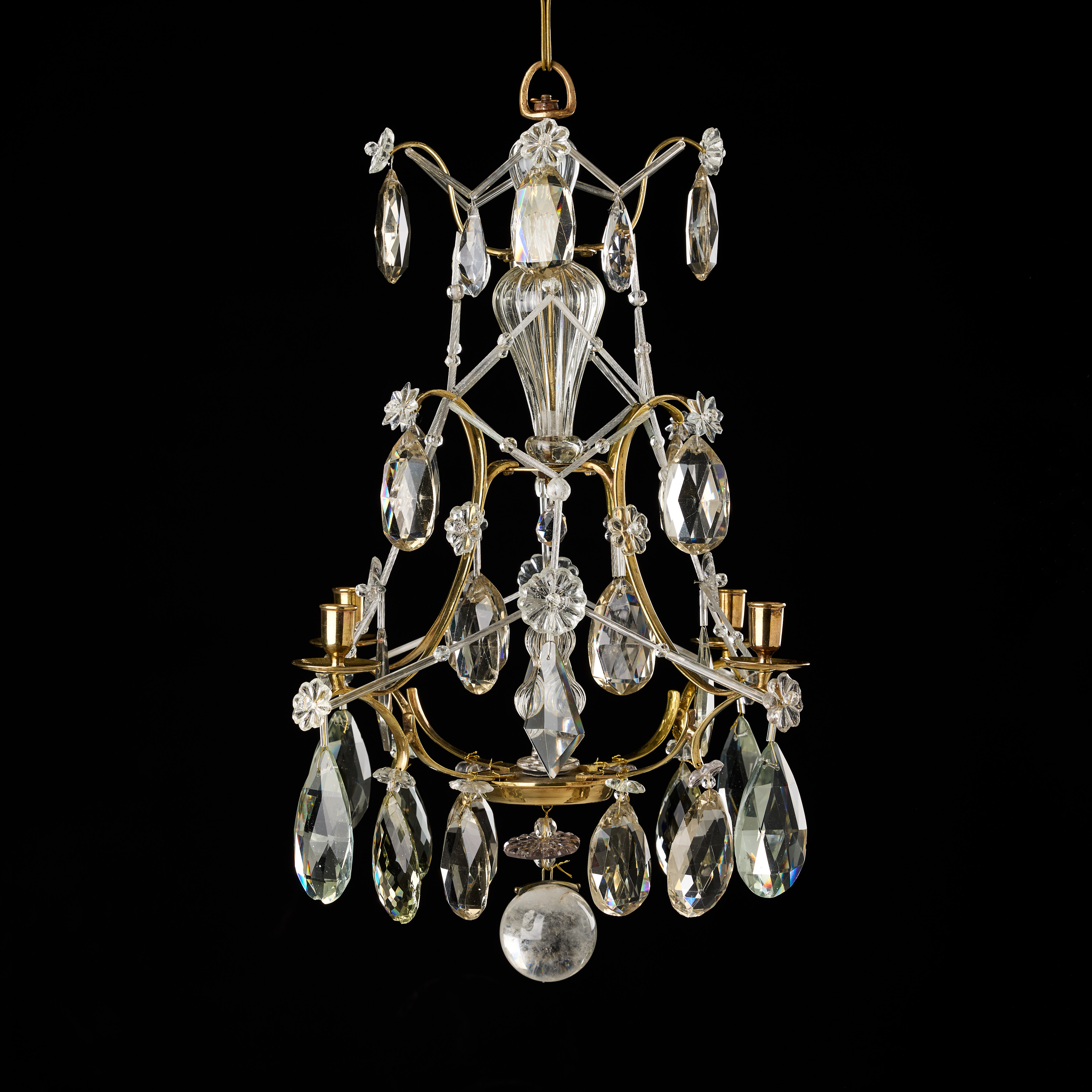 LJUSKRONA, rokoko, 1700-talets andra hälft, för fyra ljus, stomme i förgylld mässing.