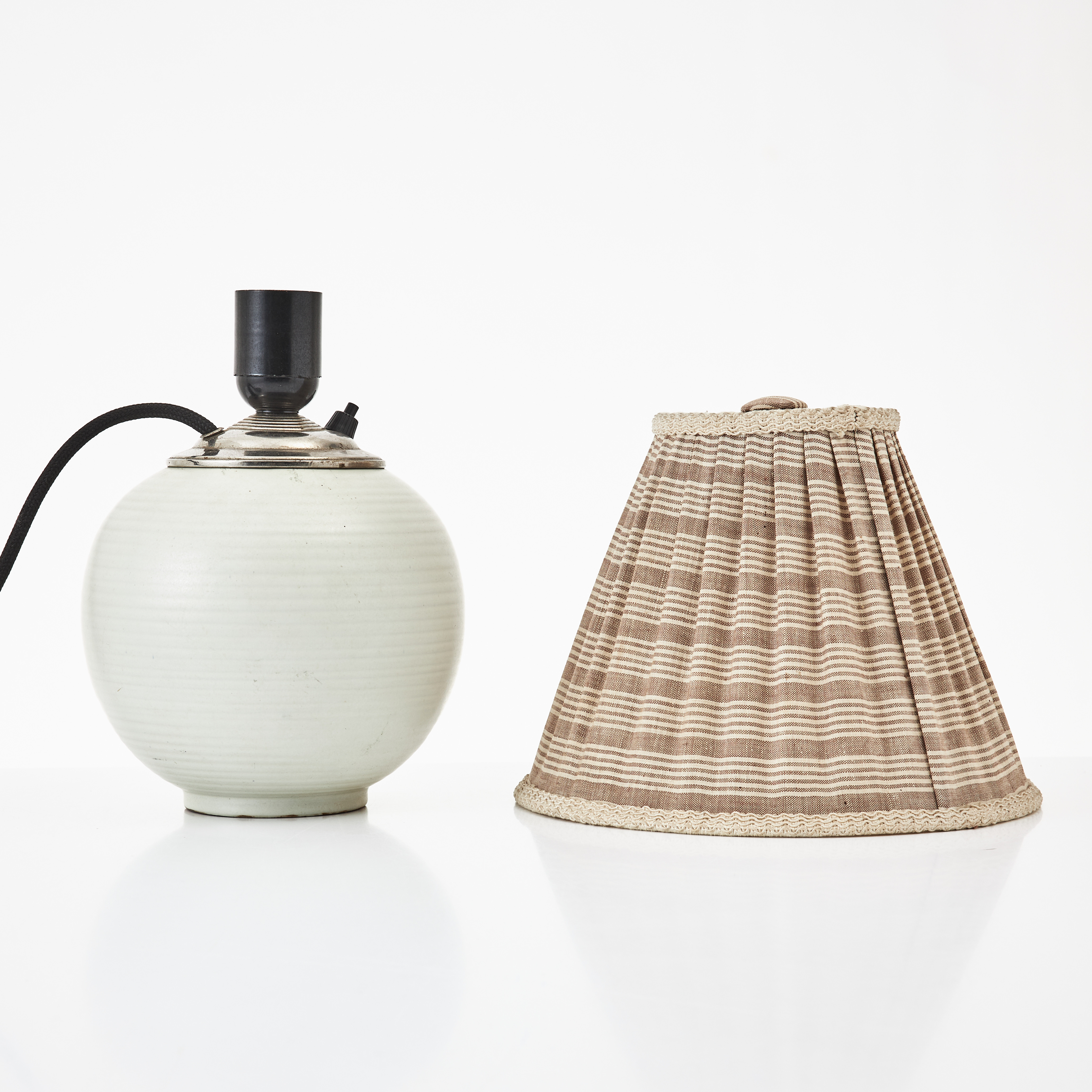 BORDLAMPA, sannolikt Örjan Keramik, 1930/40-tal, vitglaserad keramik, skärm i textil.