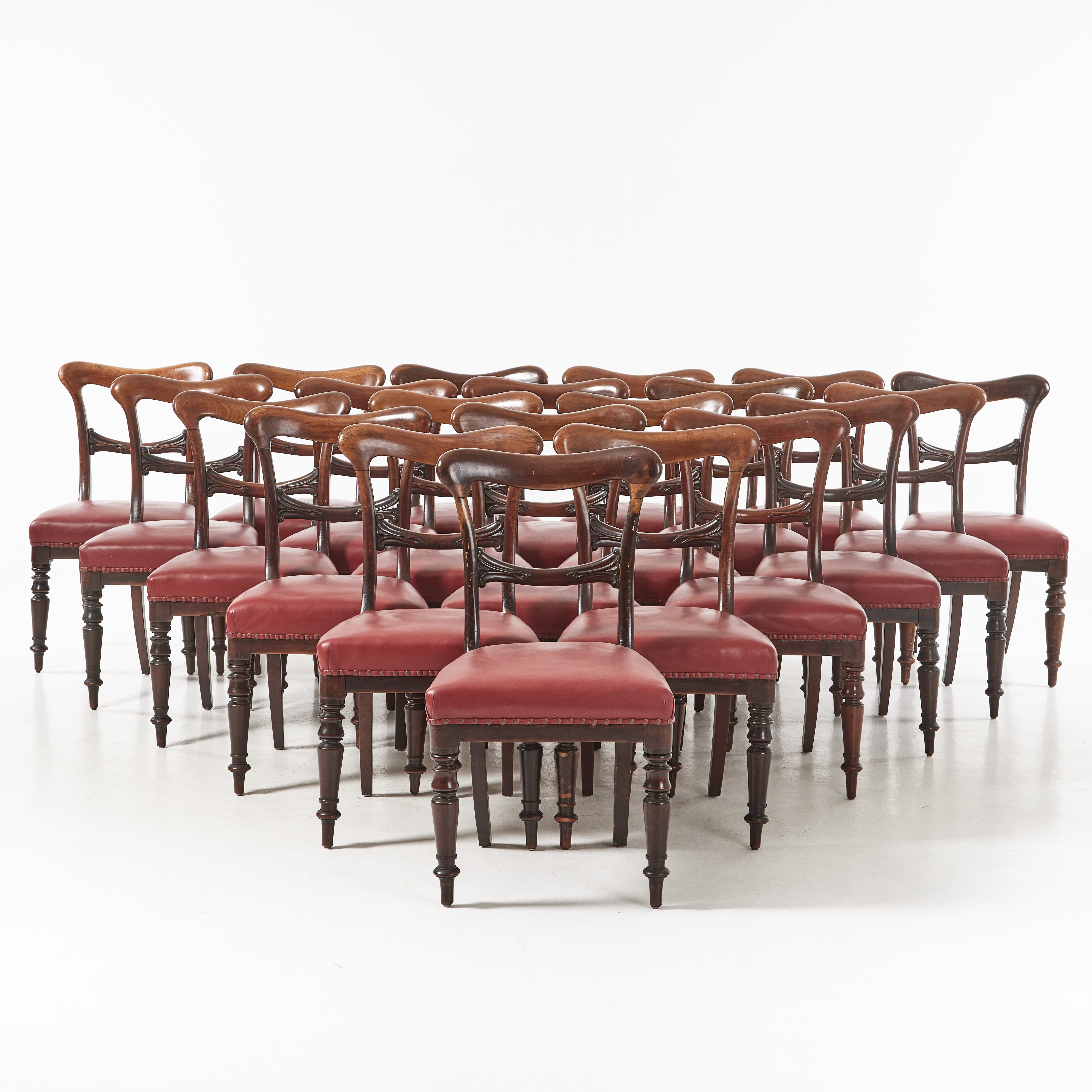 STOLAR, 23 st, 1800-tal, Regency stil, skuren dekor, klädda i rött läder, mahogny.