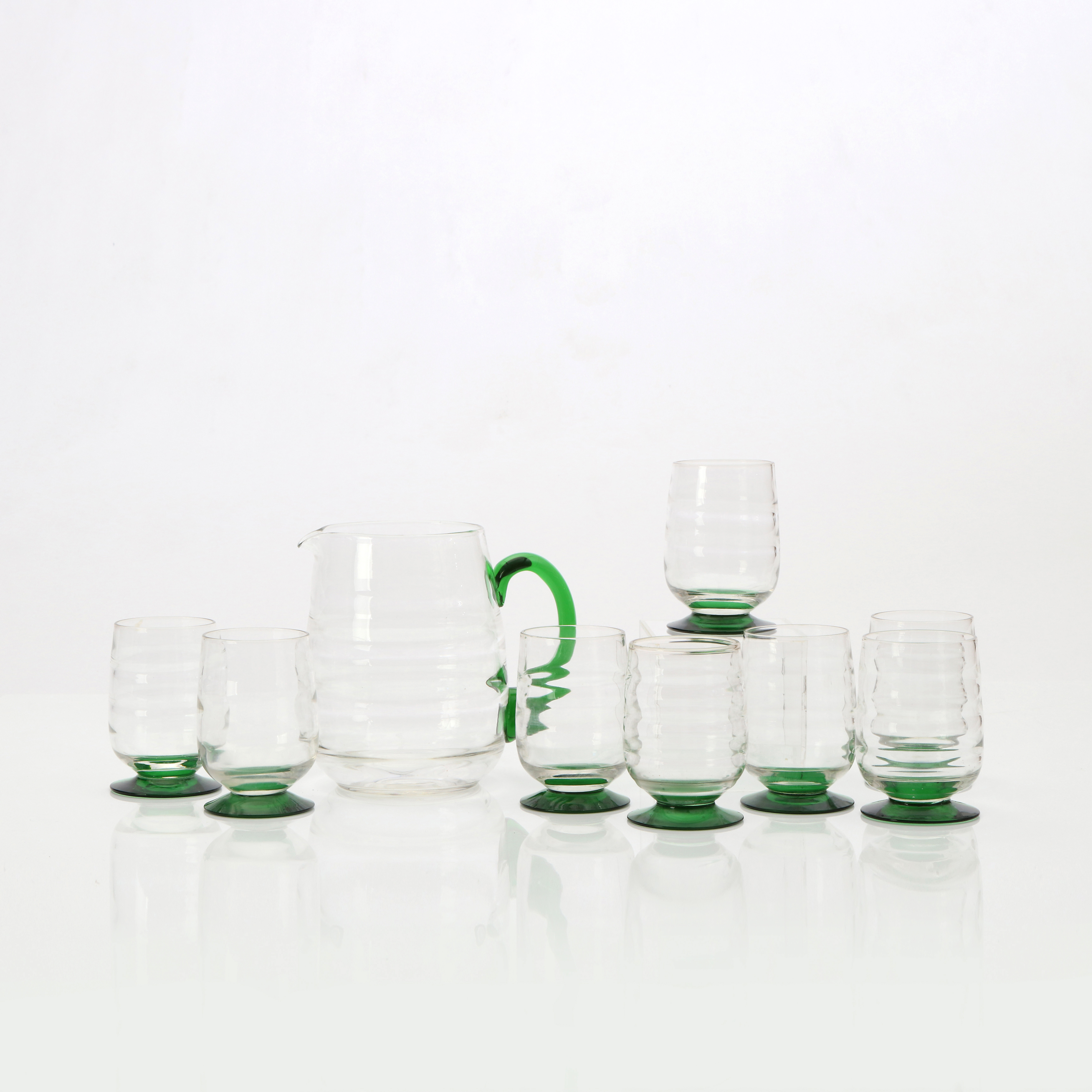 BRINGARE OCH ÅTTA GLAS. Klarglas samt gröntonat glas. 1900-tal.