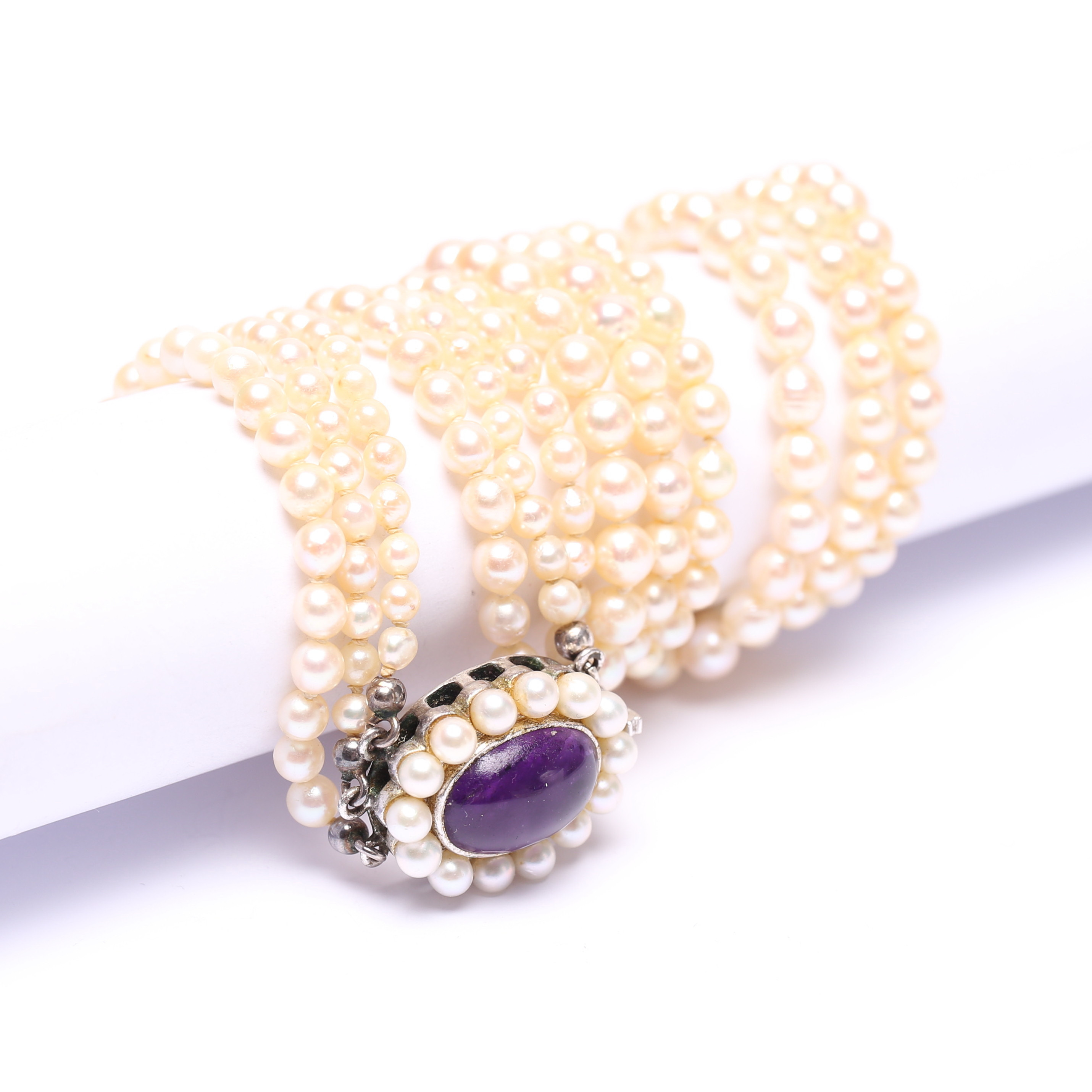 PÄRLCOLLIER, treradigt, doserat, lås i silver med cabochonslipad ametist.