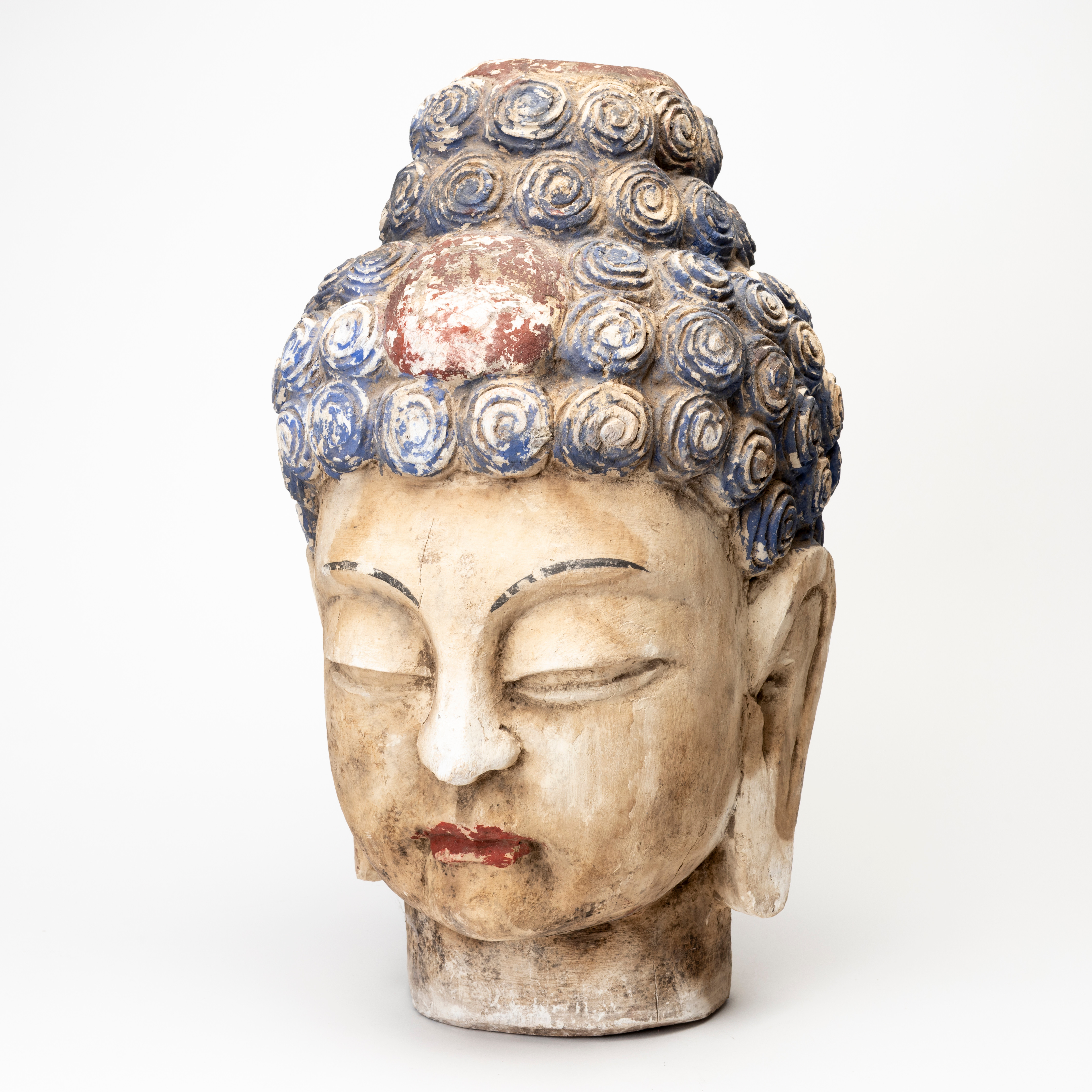 SKULPTUR, i form av Buddha, skuret trä, bär signatur. 1900-tal.