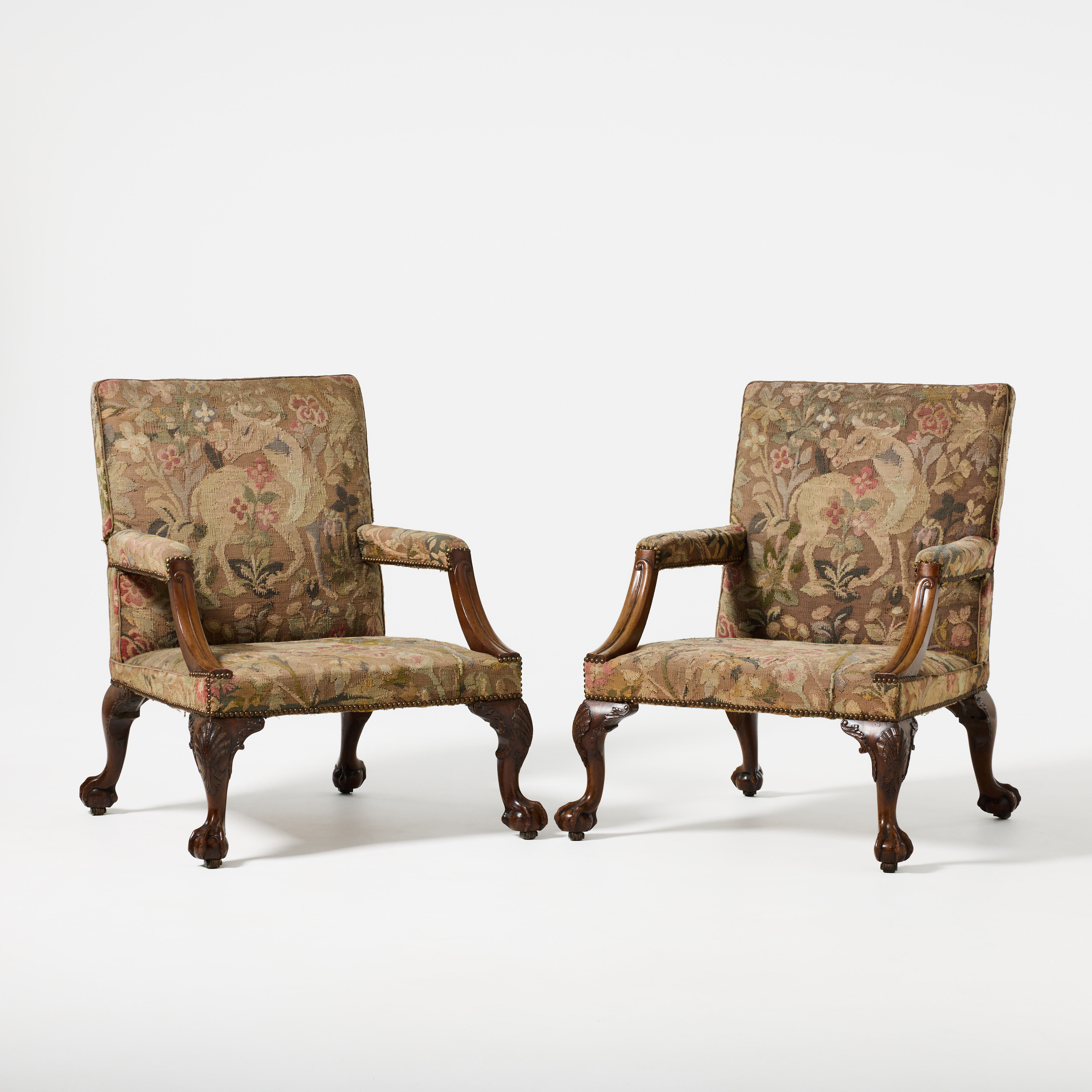 BIBLIOTEKSFÅTÖLJER, ett par, Georg II-stil, England 1800-tal, träskuren dekor, delvis massiv mahogny.