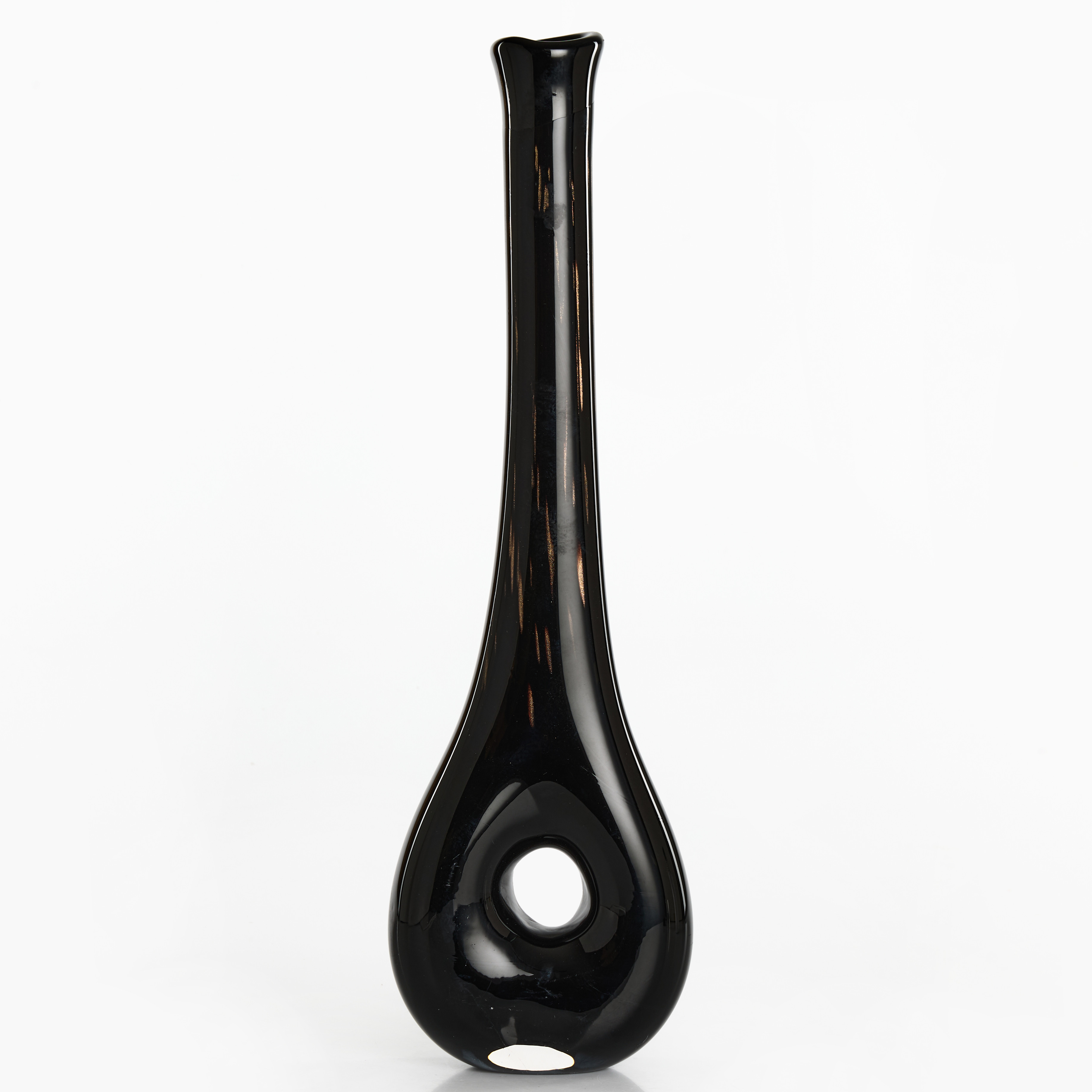 VAS, organisk form, svart underfång, innesluten dekor av guldstoft, sannolikt Murano, Italien, 1900-talets mitt.