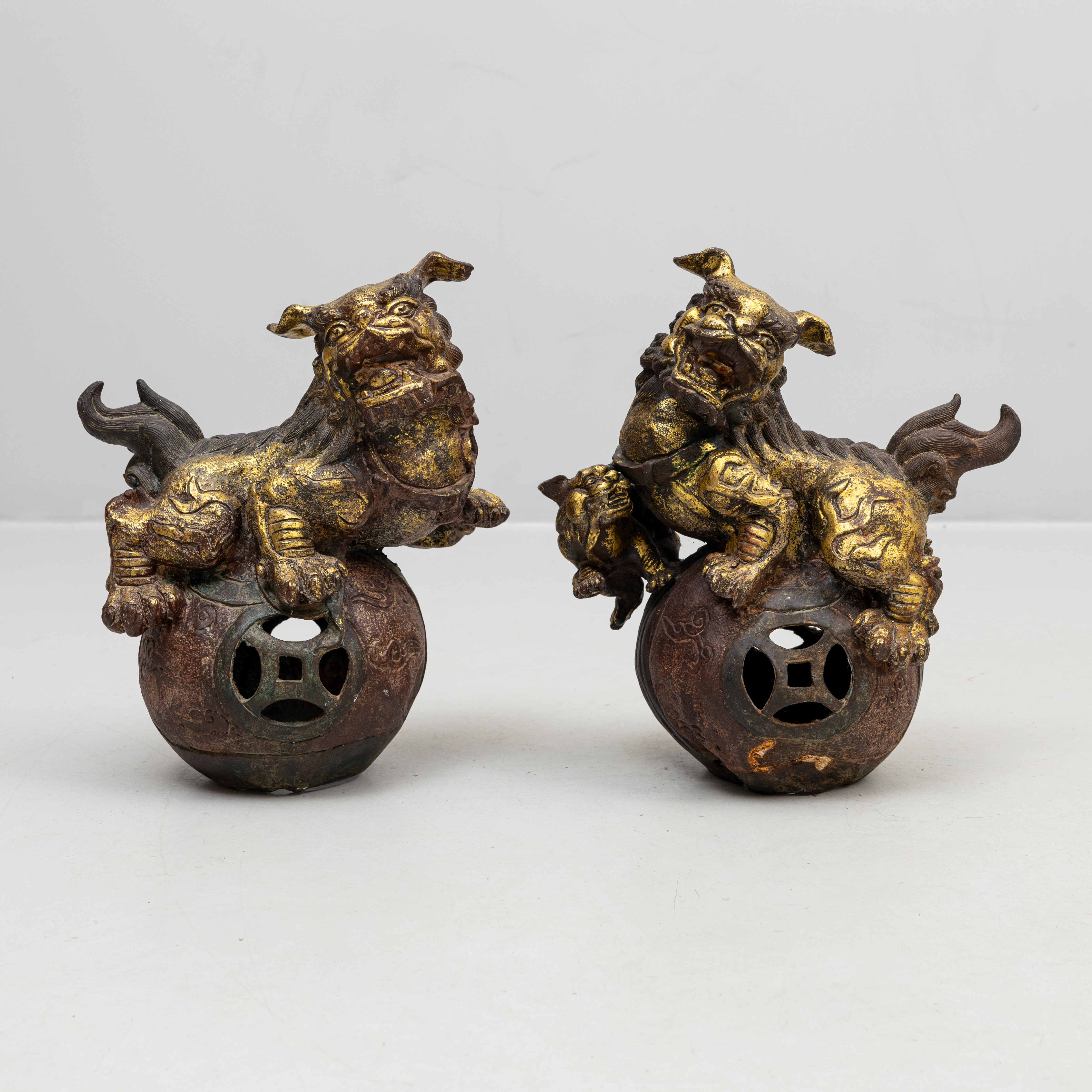 FOHUNDAR, ett par, bemålad och förgylld järn, Kina, omkring 1900.
