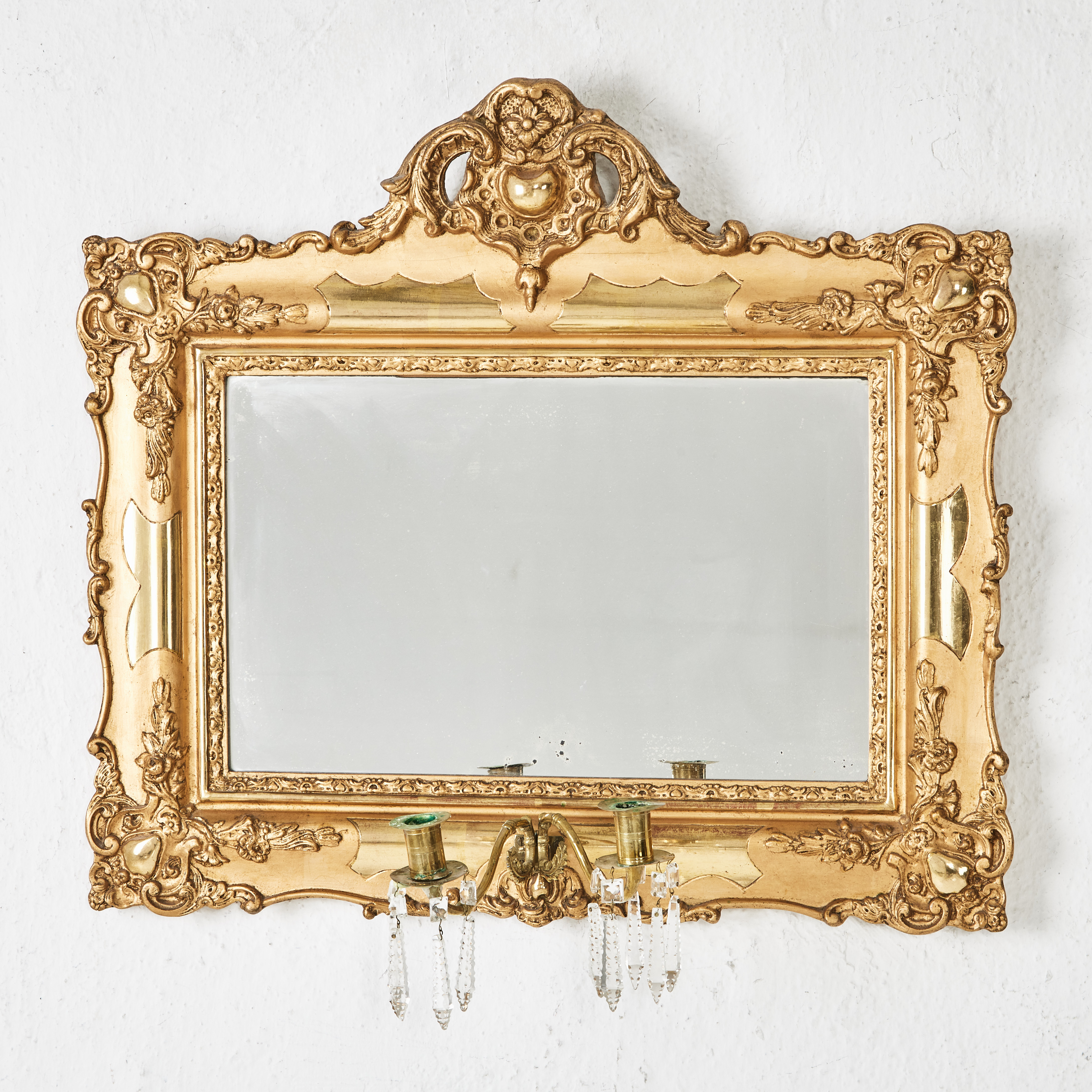 SPEGELLAMPETT, 1900-tal, förgylld, för två ljus, behängda med prismor.