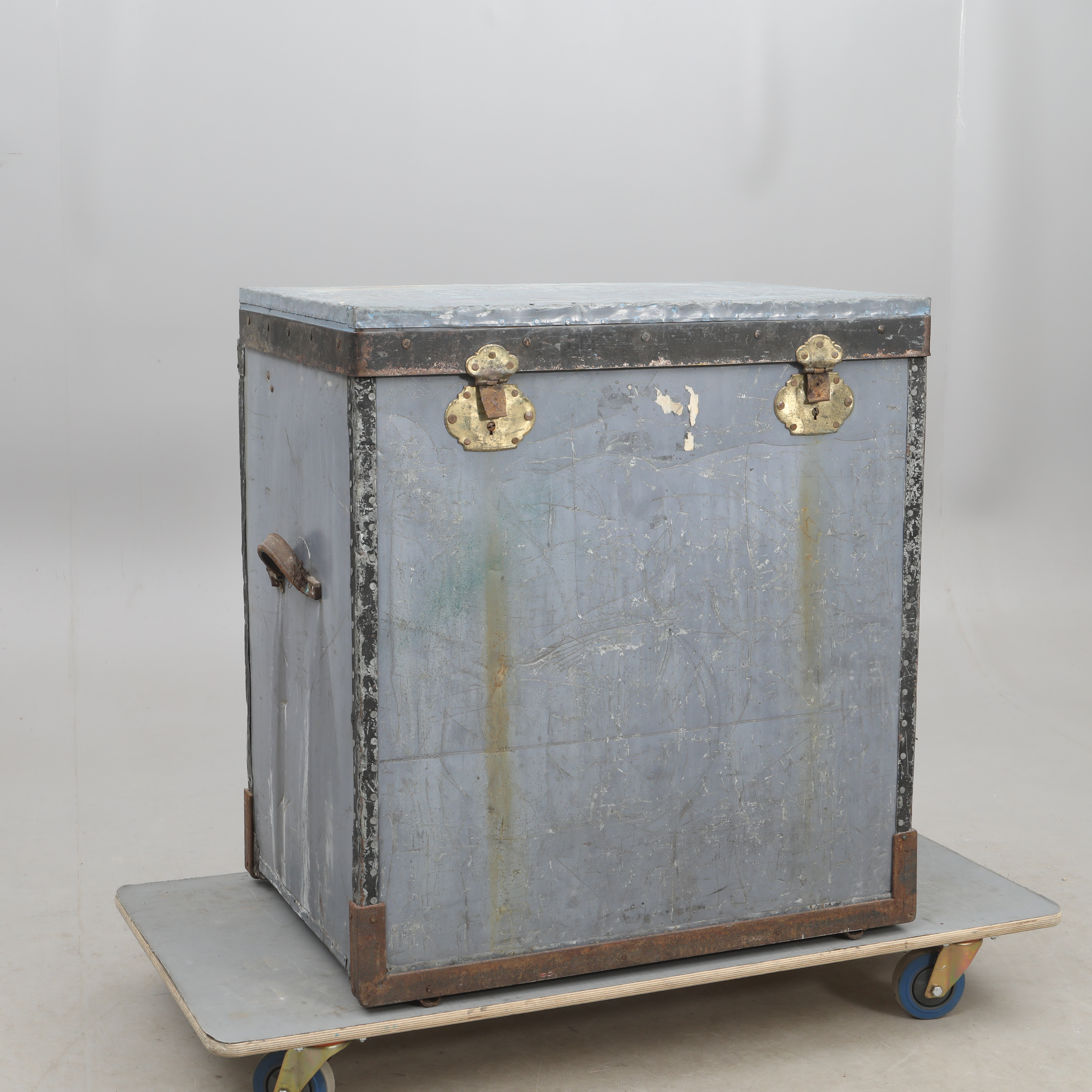 KOFFERT, märkt E.A 14, plåtklädd, 1900-talets första hälft.