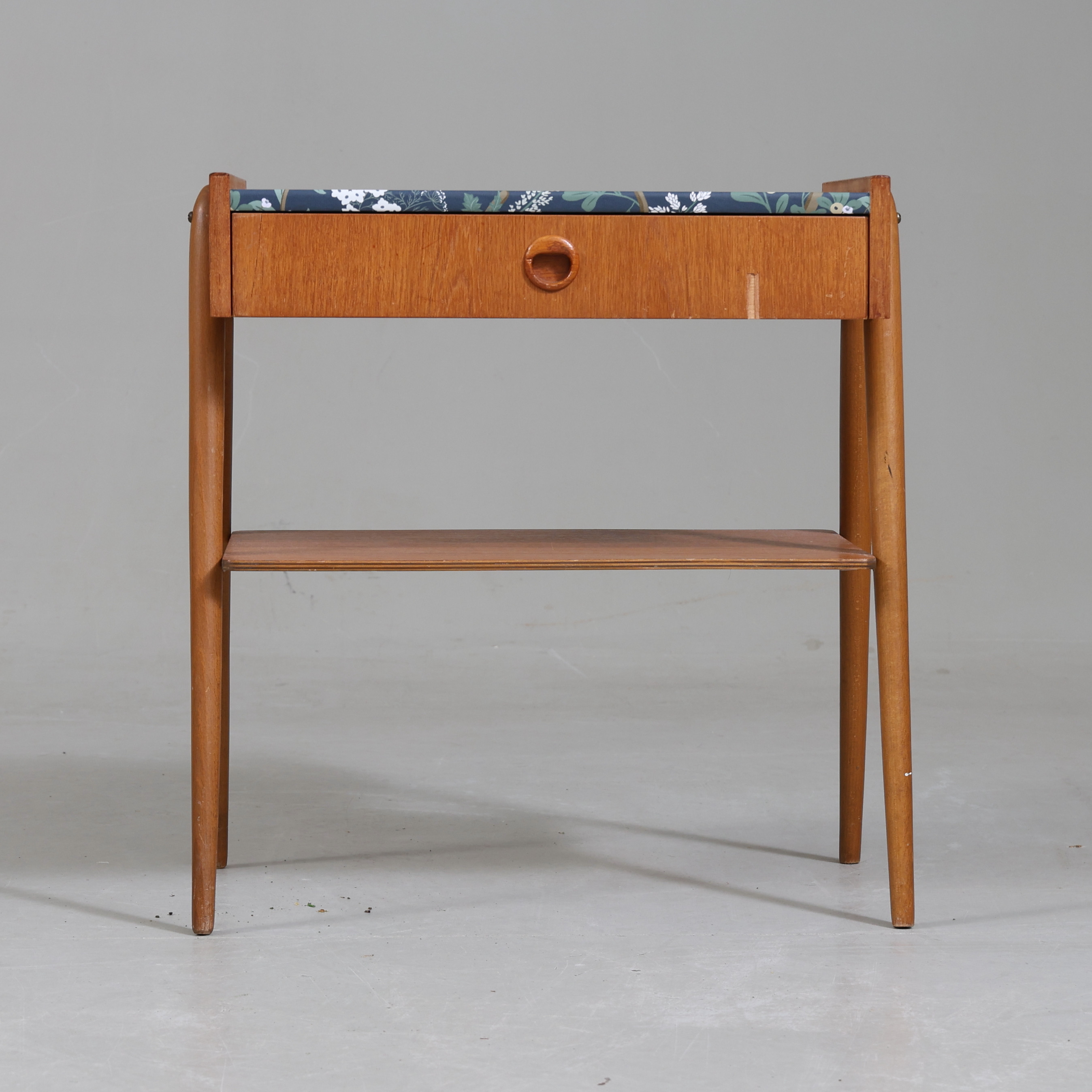 SÄNGBORD, teakfanér, omkring 1900-talets mitt.