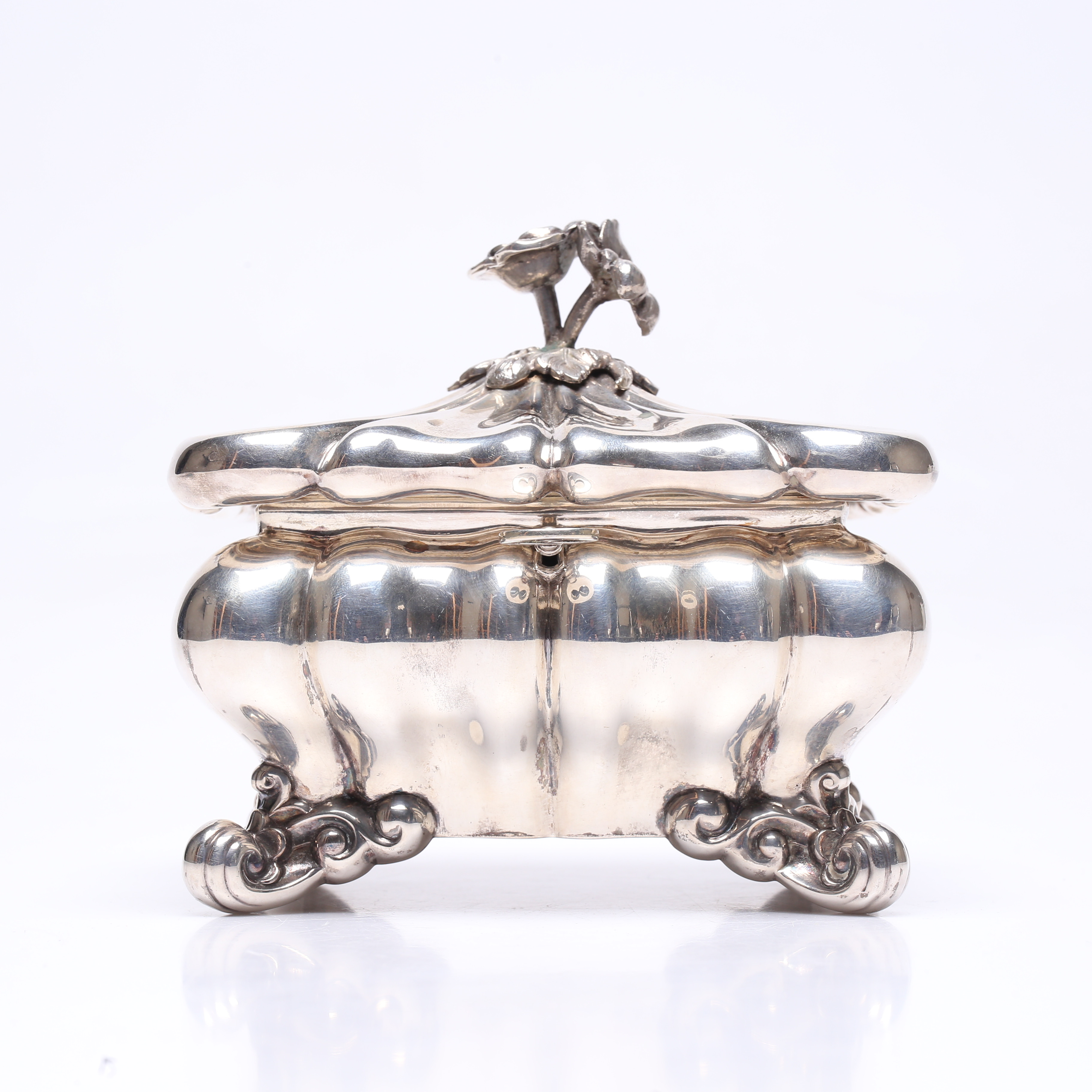 SOCKERSKRIN/SMYCKESSKRIN, silver, otydlig tillverkarstämpel, Stockholm. ca 620gram.
