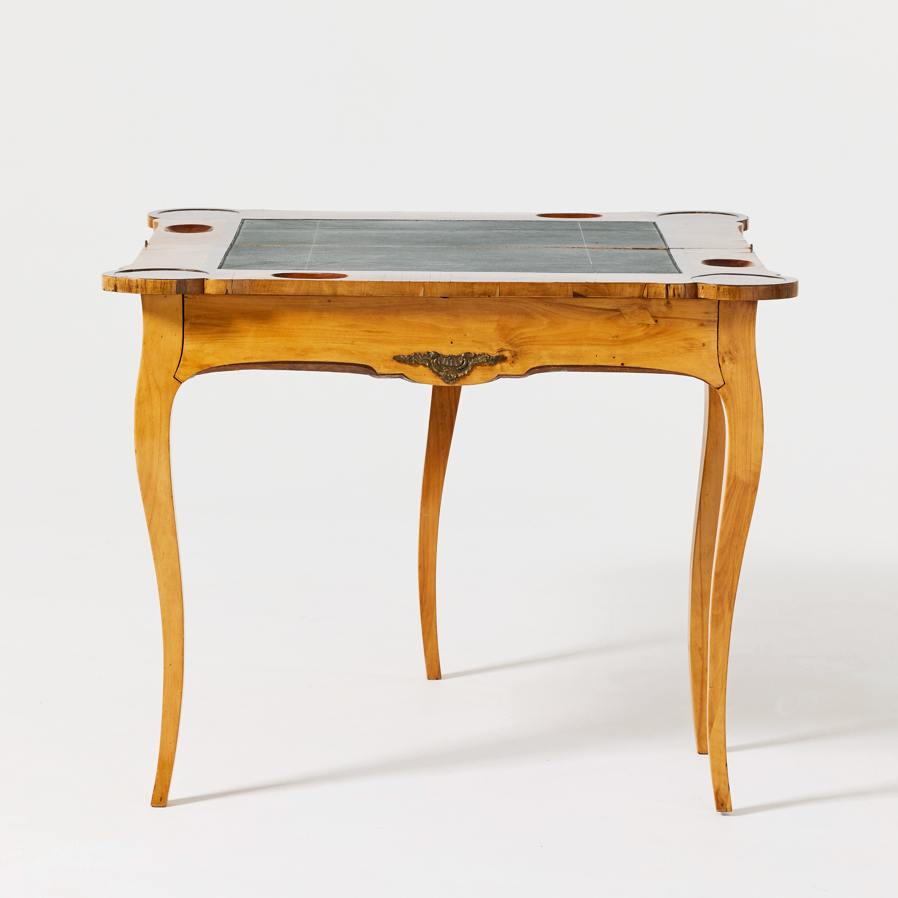 LORENTZ NORDIN (hovschatullmakare i Stockholm 1743, ämbetsmästare 1752-1773), spelbord, stockholmsarbete i rokoko, massiv al, ovansidan fanerad med ek, invändigt med amarant och valnöt.