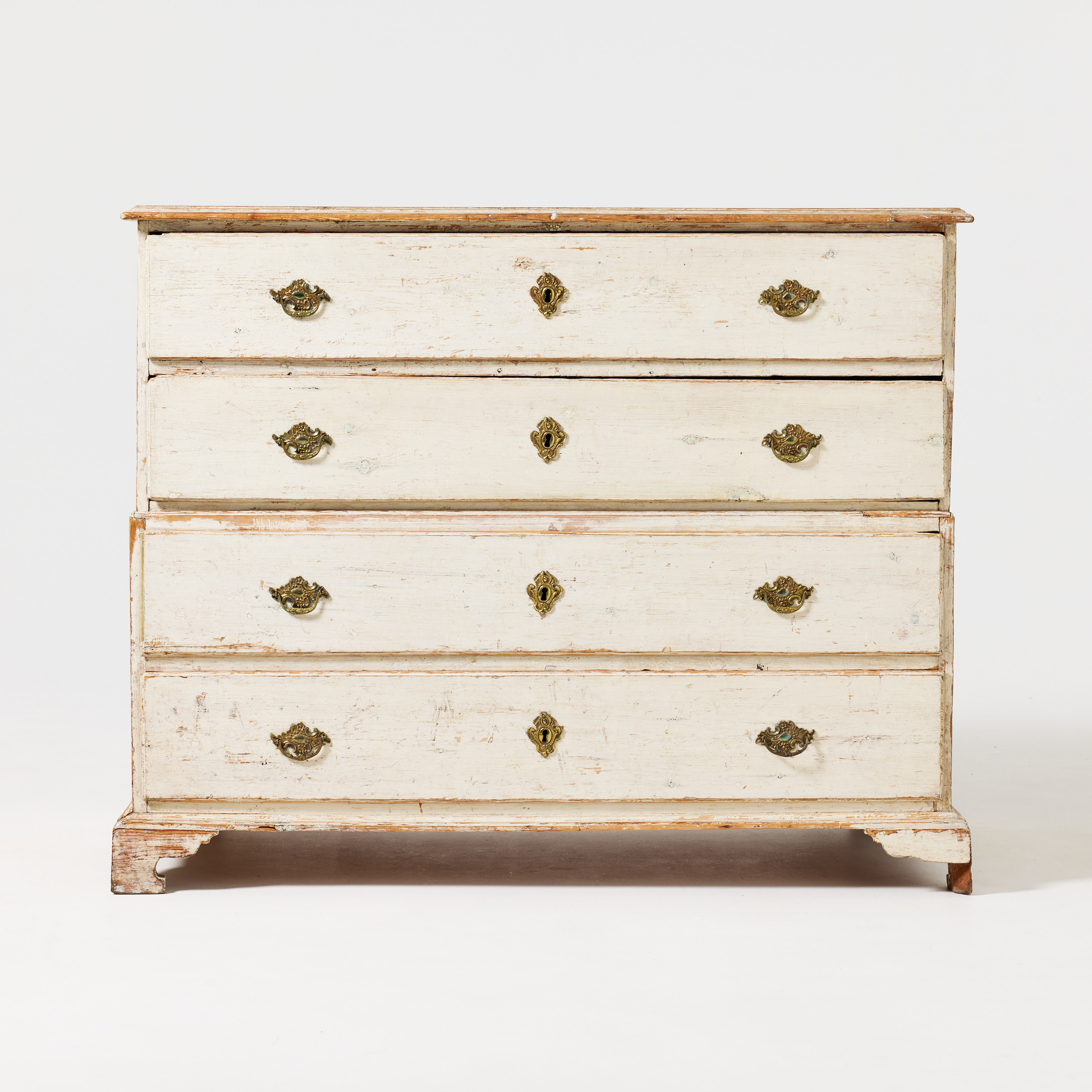 CHRISTOPHER TIETZE (ämbetsmästare i Stockholm 1764-1791), dragkista, stockholmsarbete i rokoko, signerad C. TIETZE, framtagen originalfärg i vitt.