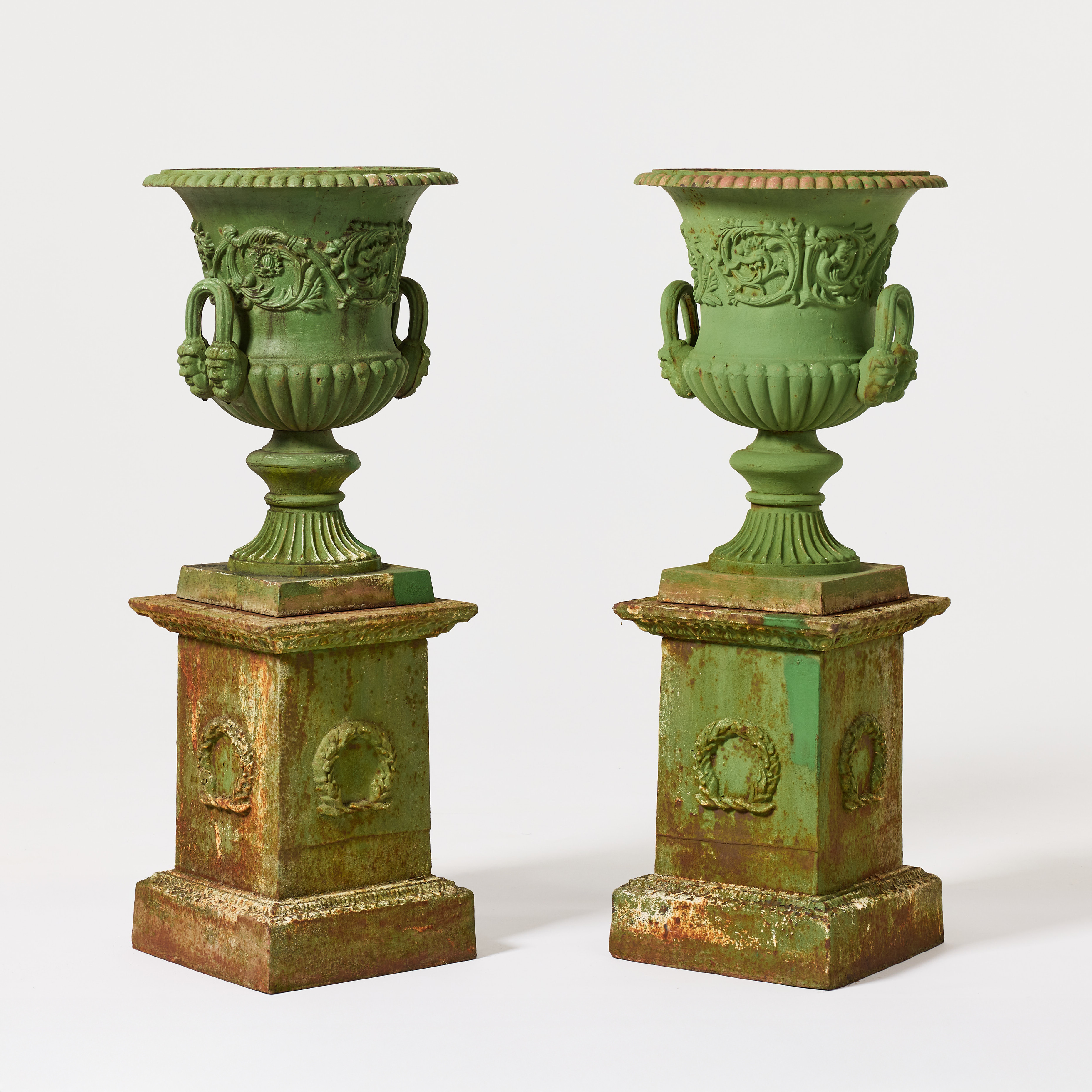 PARKURNOR, ett par, England 1900-talets början mediciform, grönpatinerat gjutjärn.