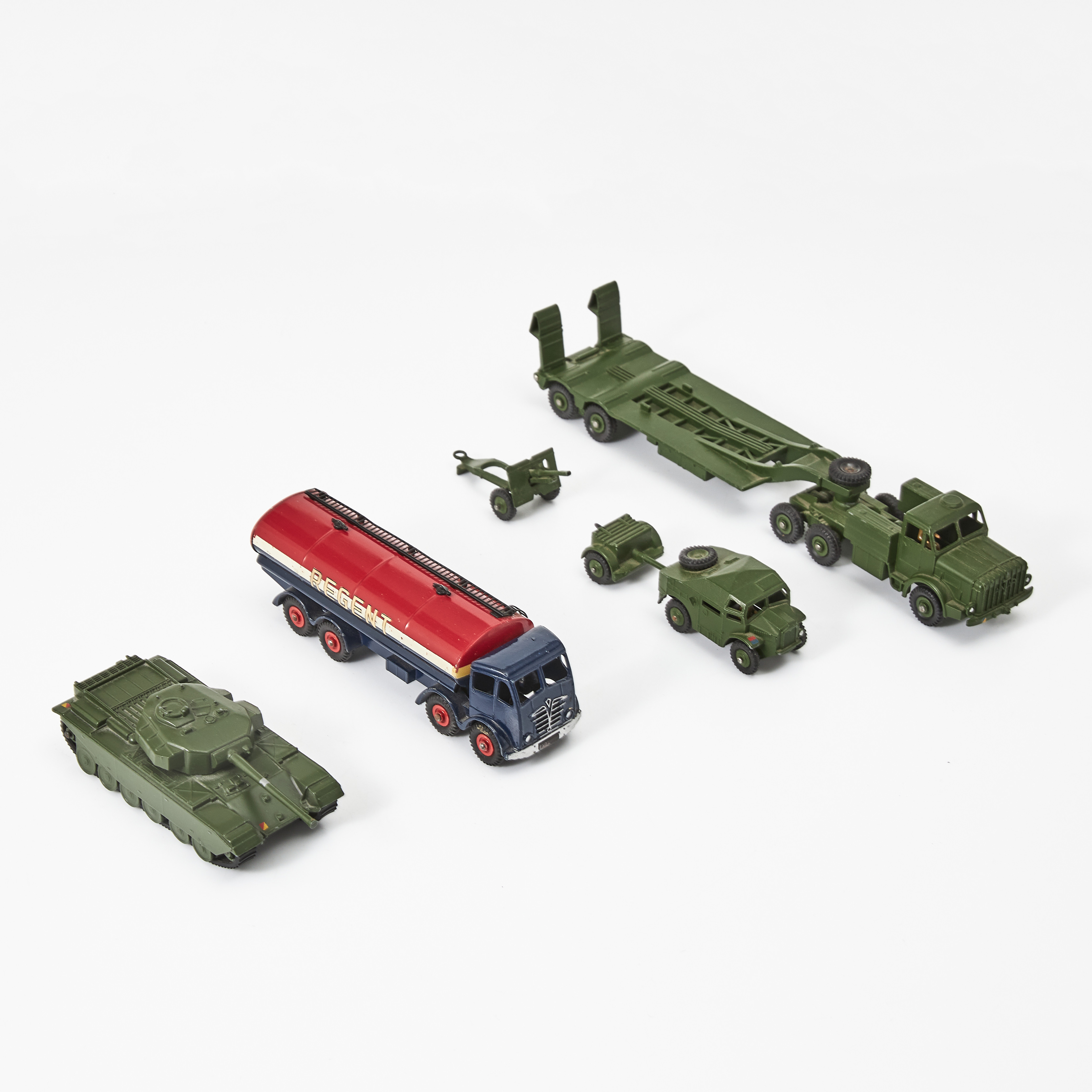 DINKY TOYS. Transportvagn, stridsvagn, tankbil.