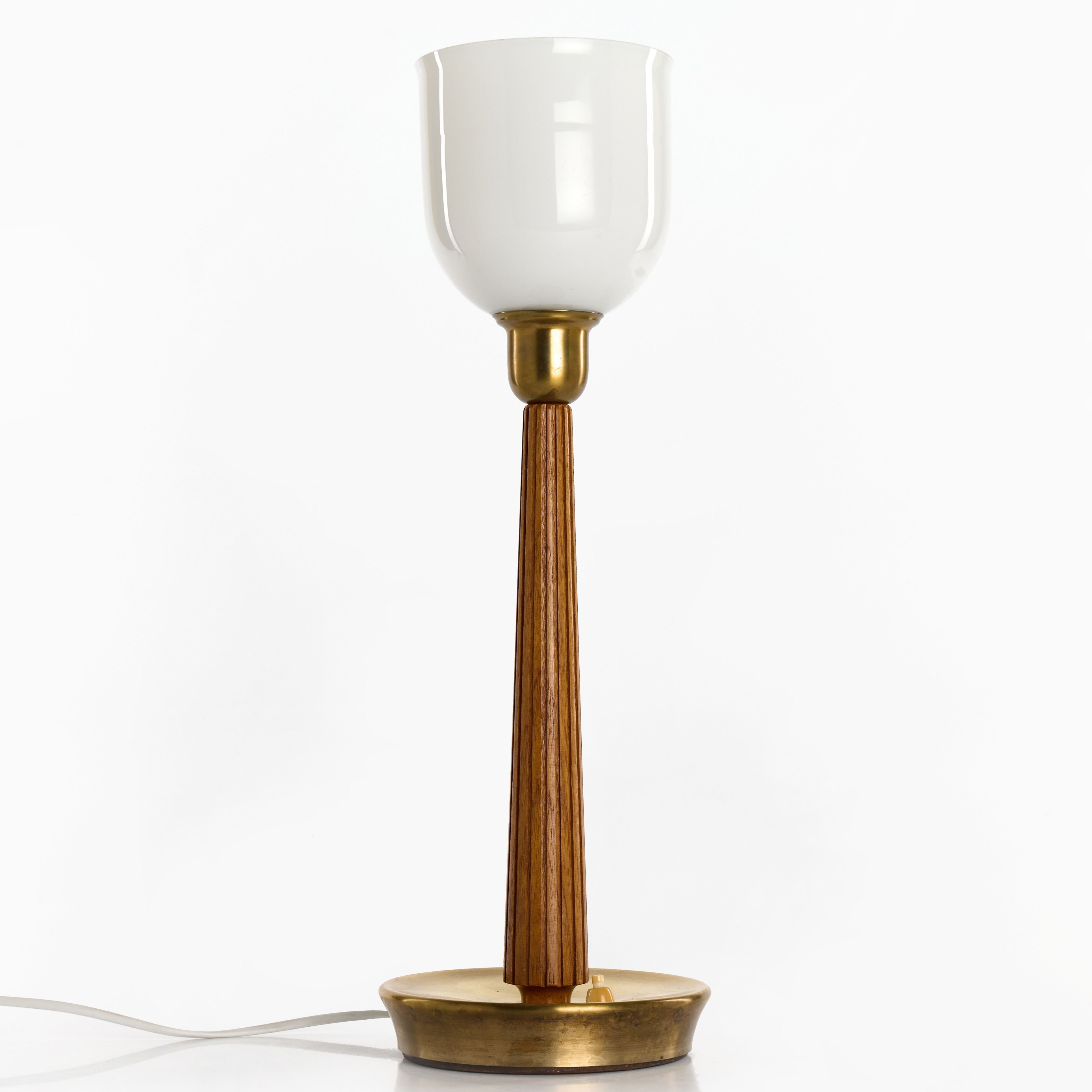 HANS BERGSTRÖM. bordslampa, ASEA, 1940-tal, modell 1240, mässingsfot med kannelerad pelare i alm, kupa i vitt opalglas.