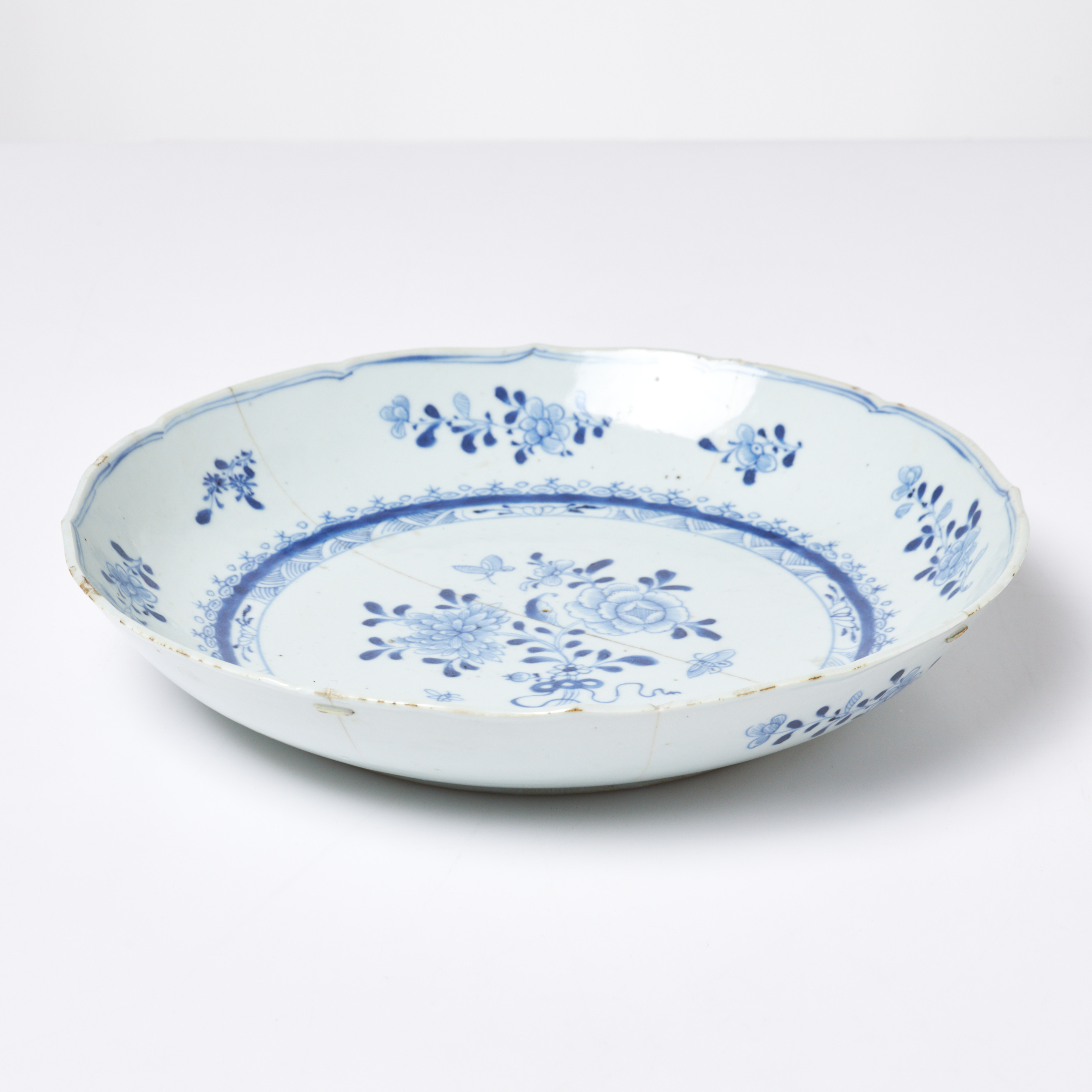 SKÅLFAT. Kina, porslin, Kangxi (1654-1722), floral dekor i underglasyrblått.