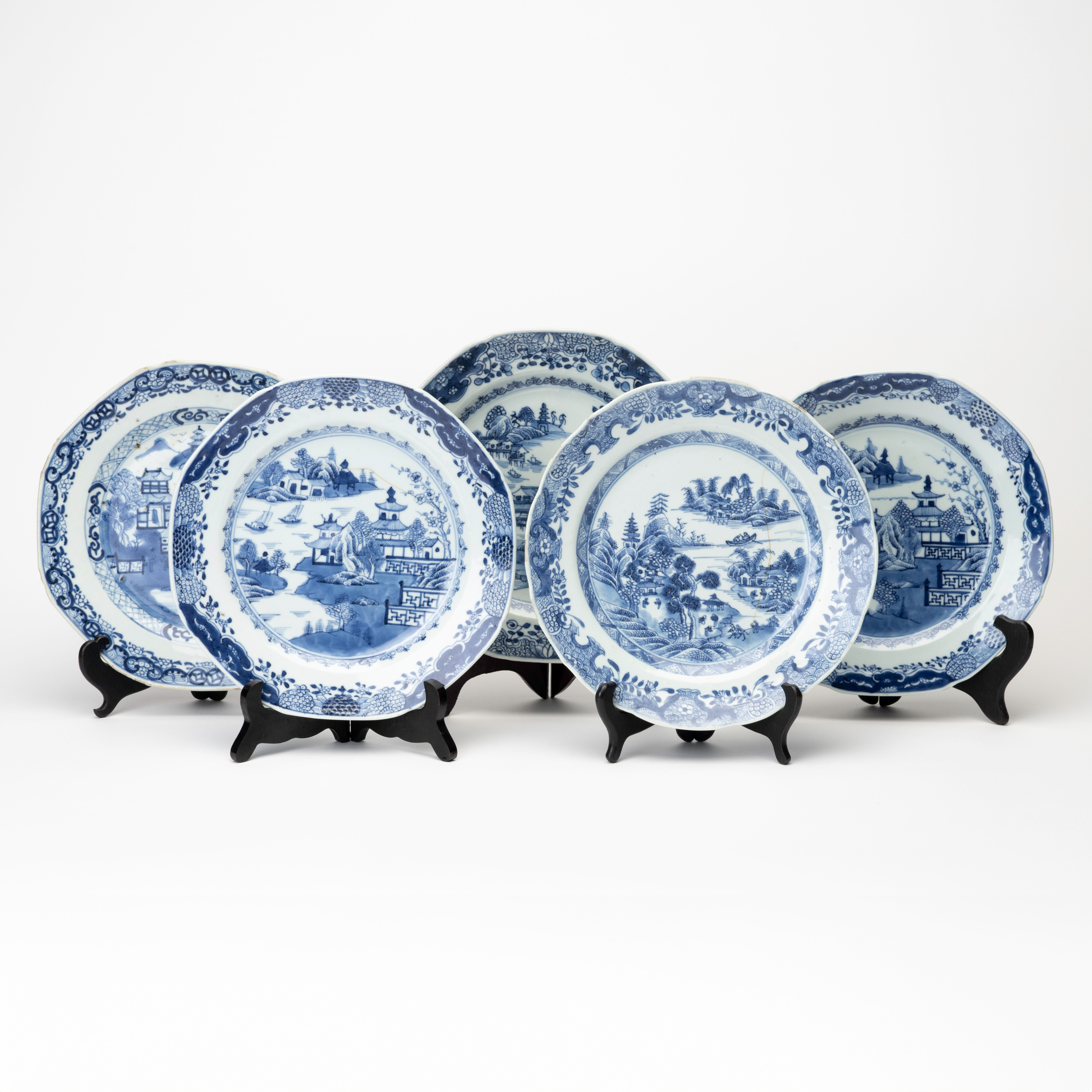 TALLRIKAR, 5 st, porslin, Kina, Qianlong (1735-1796).