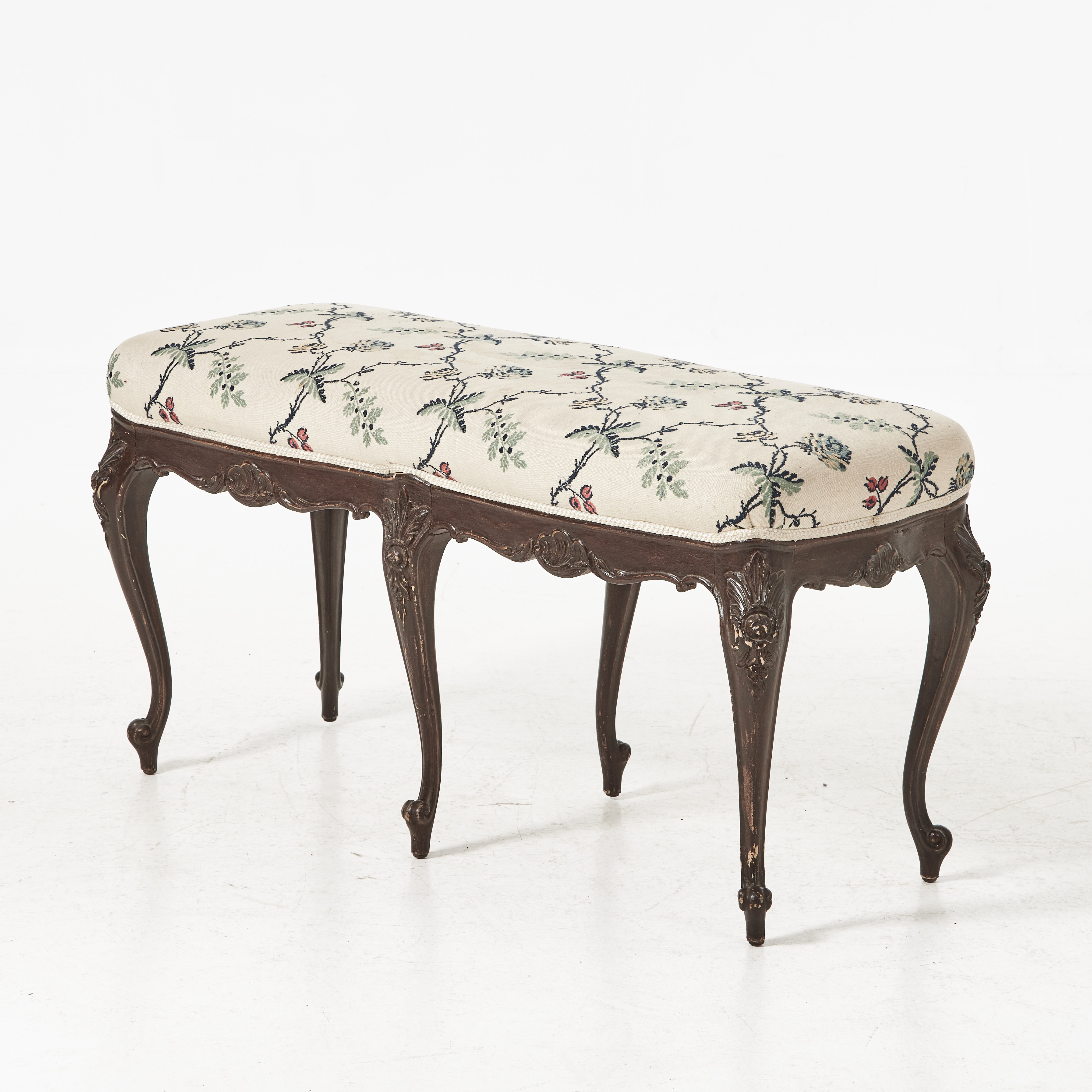 BÄNK, 1900-tal, Louis XV-stil, skuren dekor, fast stoppad sits.
