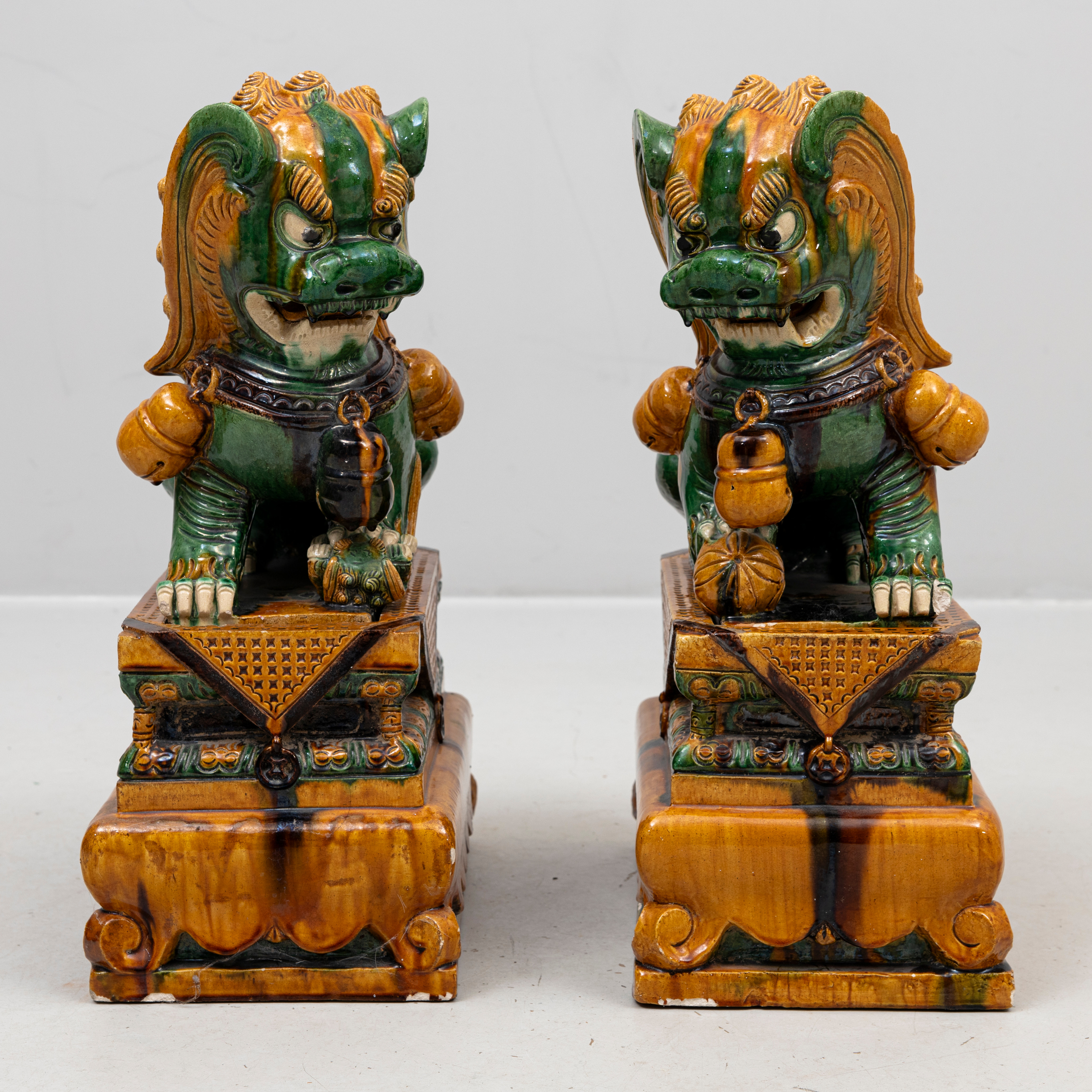 FOHUNDAR, ett par, sencaiglasyr, keramik, 1900-tal.