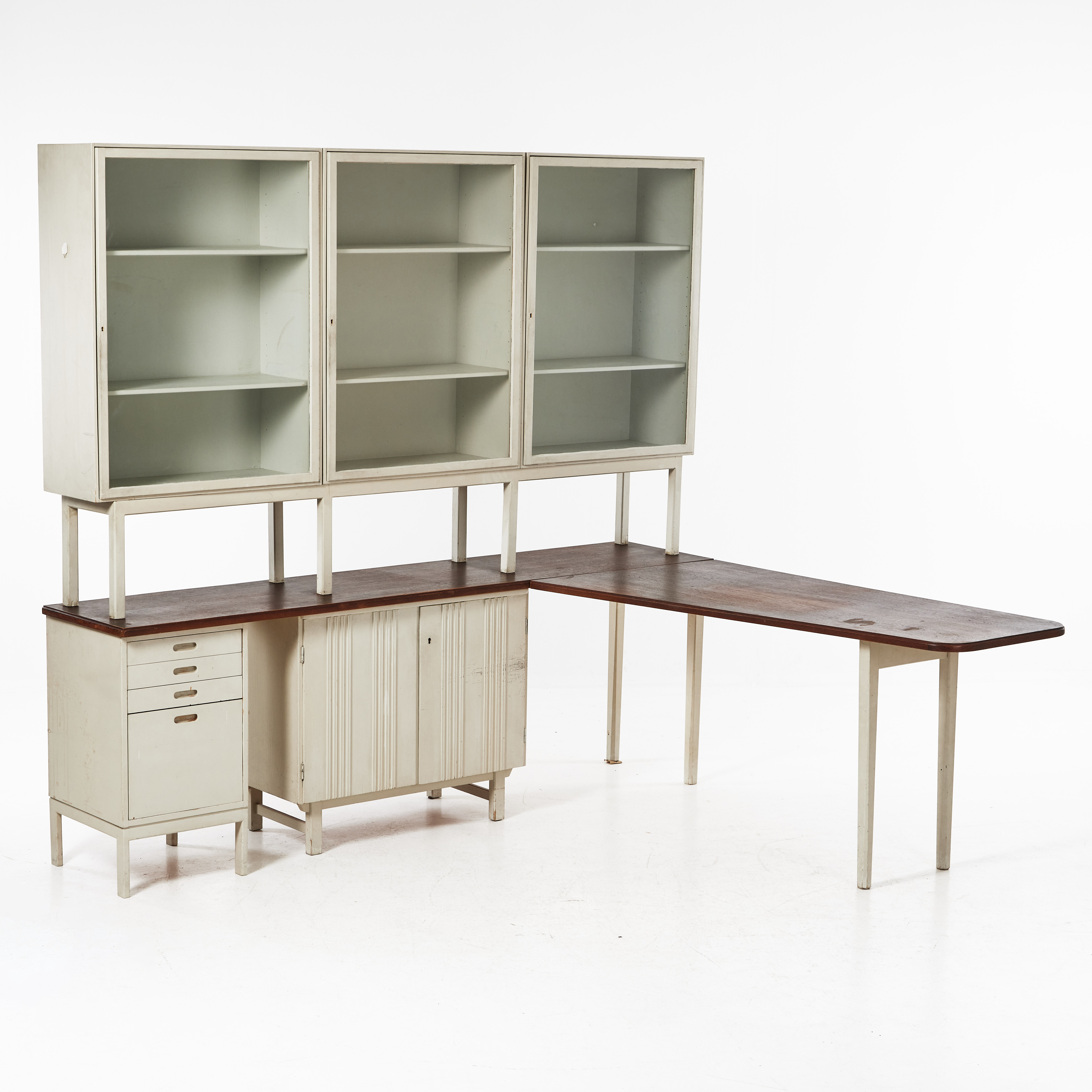 MARIANNE VON MÜNCHOW (1917-2016). skrivbord med vitrinskåpshurtsar, delvis bemålad stomme, 1900-talets andra hälft.