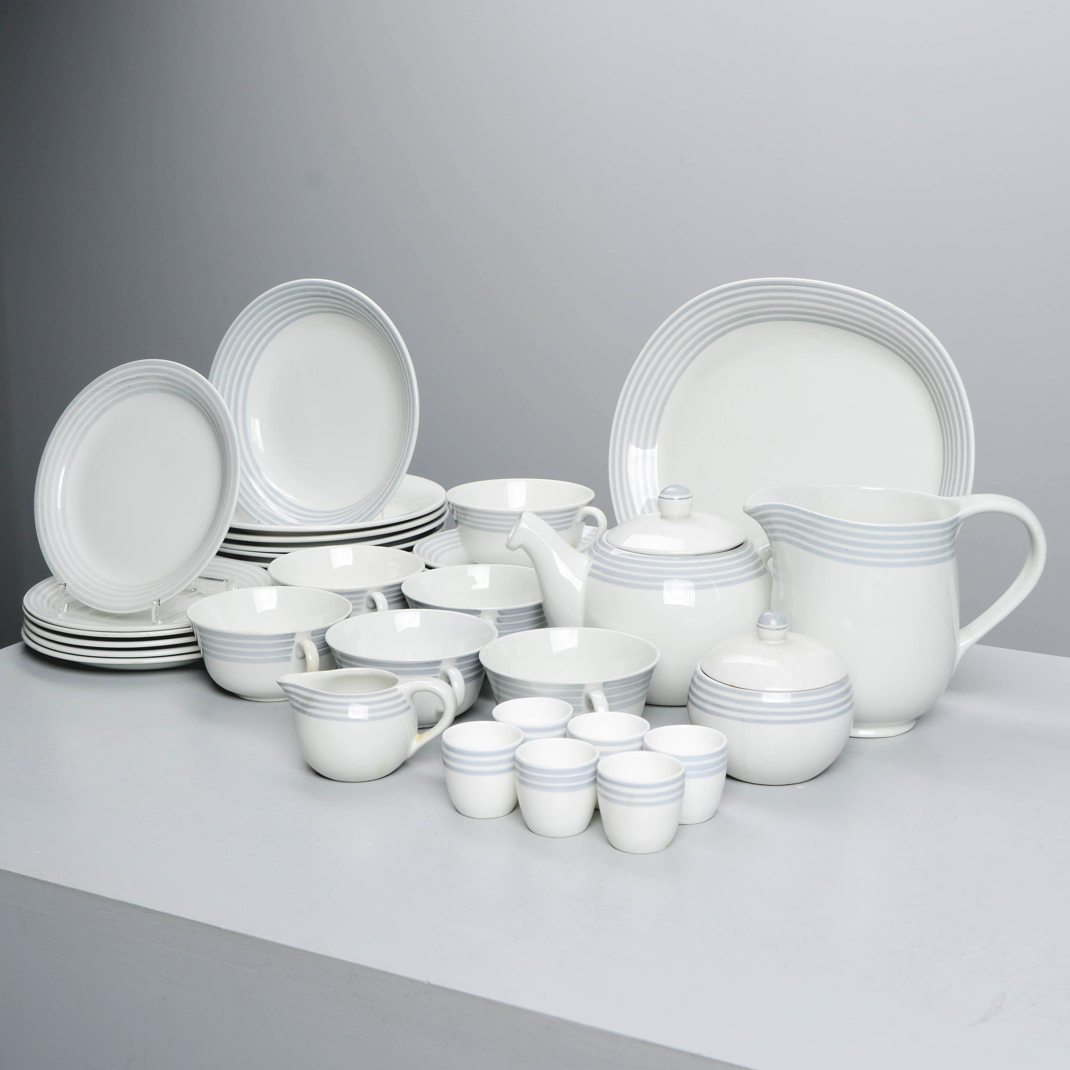 WILHELM KÅGE. Frukostservis för 6 personer, "Grå ränder", Gustavsberg, 1945-1970 (29 delar).