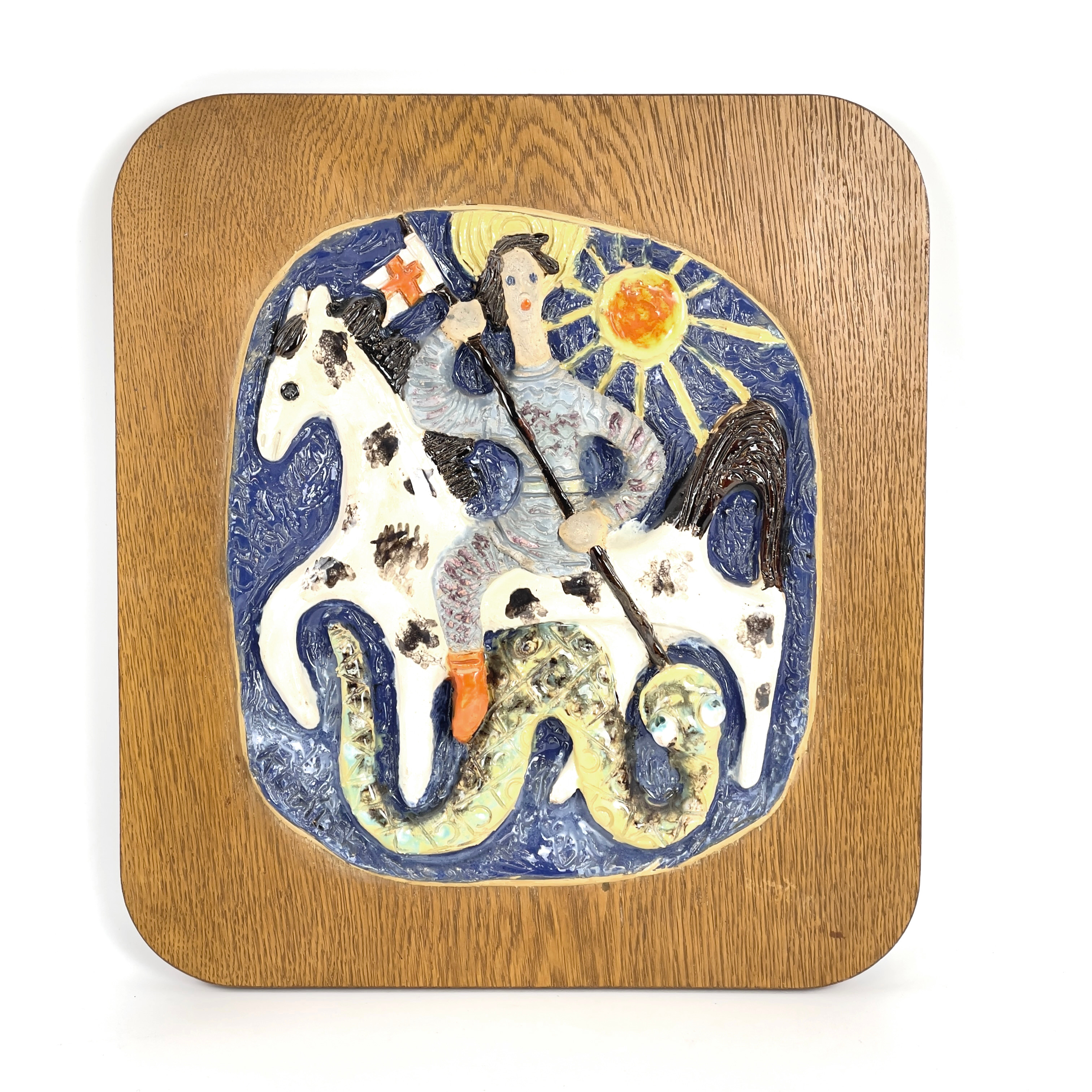 OKÄND KONSTNÄR. Väggrelief, S:t Göran och draken, keramik och teak.