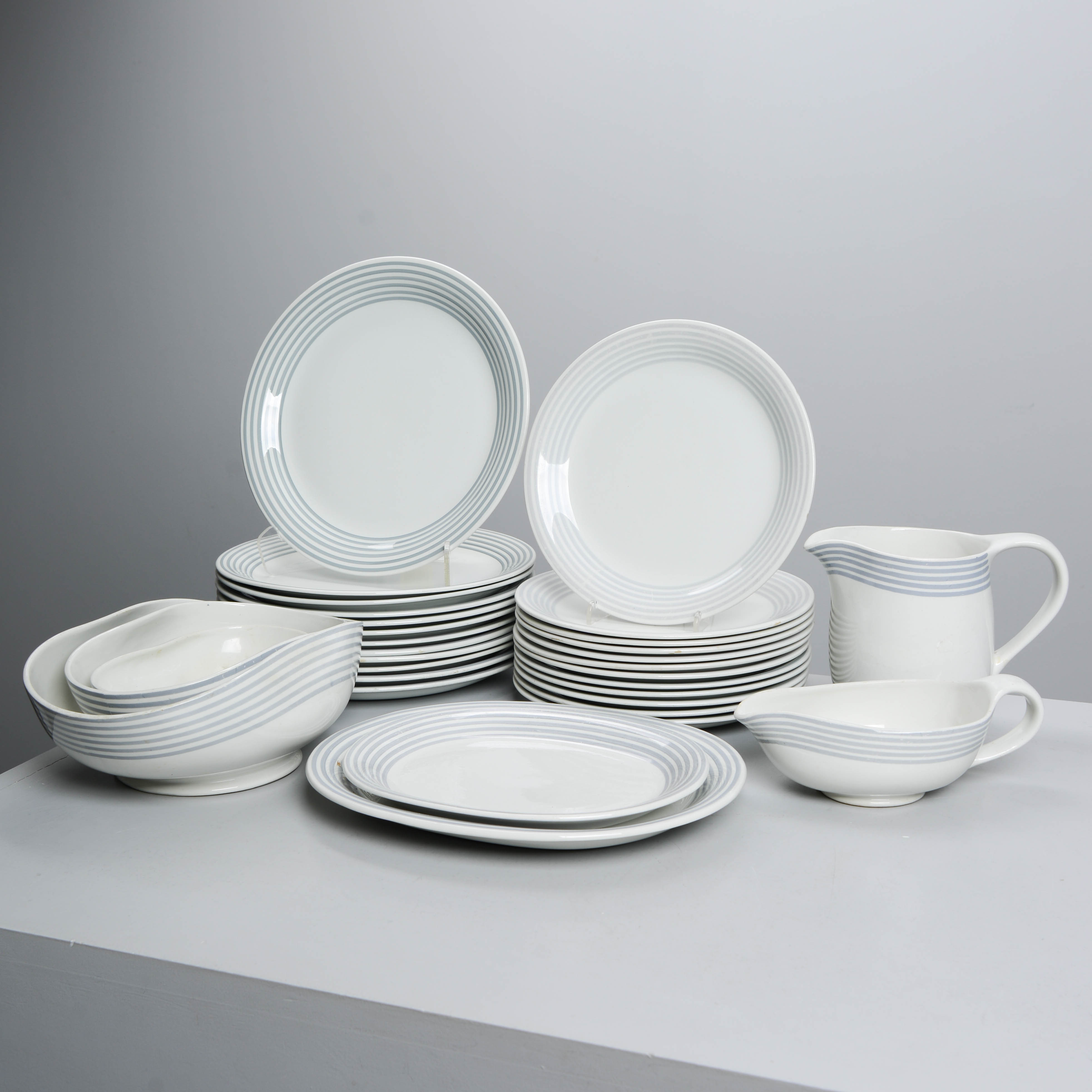 WILHELM KÅGE. Matservis för 12 personer, "Grå ränder", Gustavsberg, 1945-1970 (31 delar).