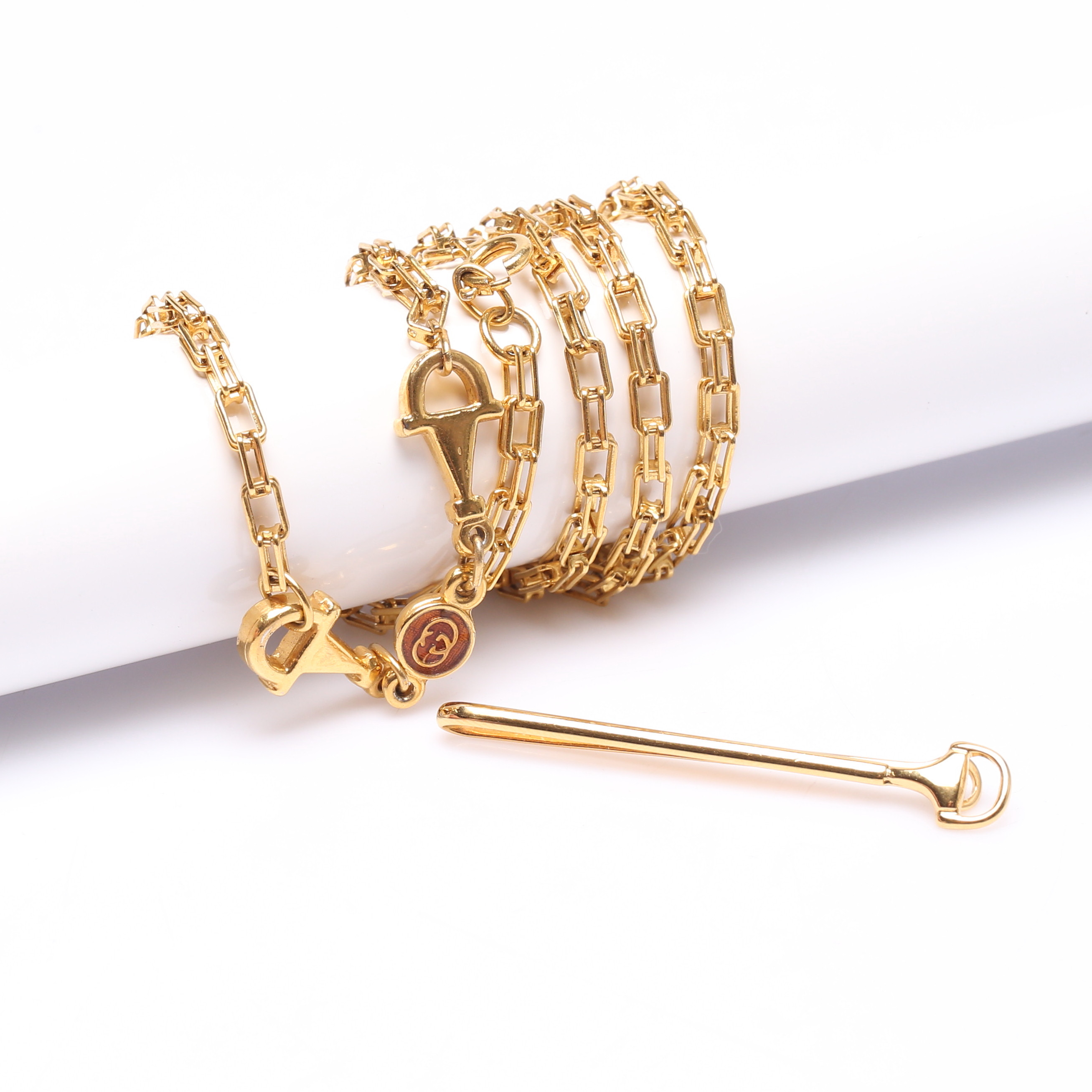 GARNITYR och GUCCI, förgylld metall, 1900-talets andra hälft.