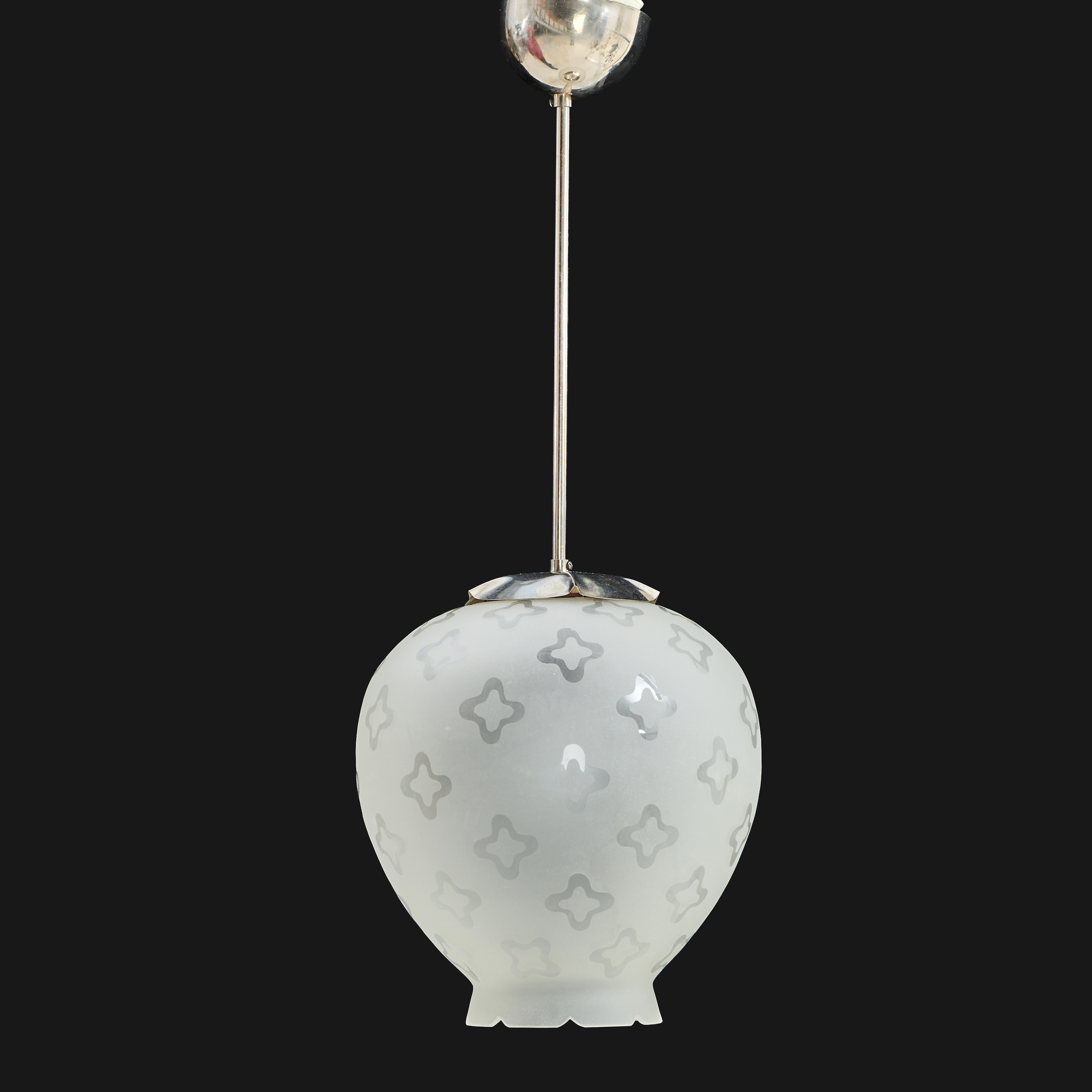 TAKLAMPA, Swedish Modern, 1940-tal. mönstrad kupa i frostat gas, upphäng i förnicklad mässing. Möjligen Harald Notini för Böhlmarks.