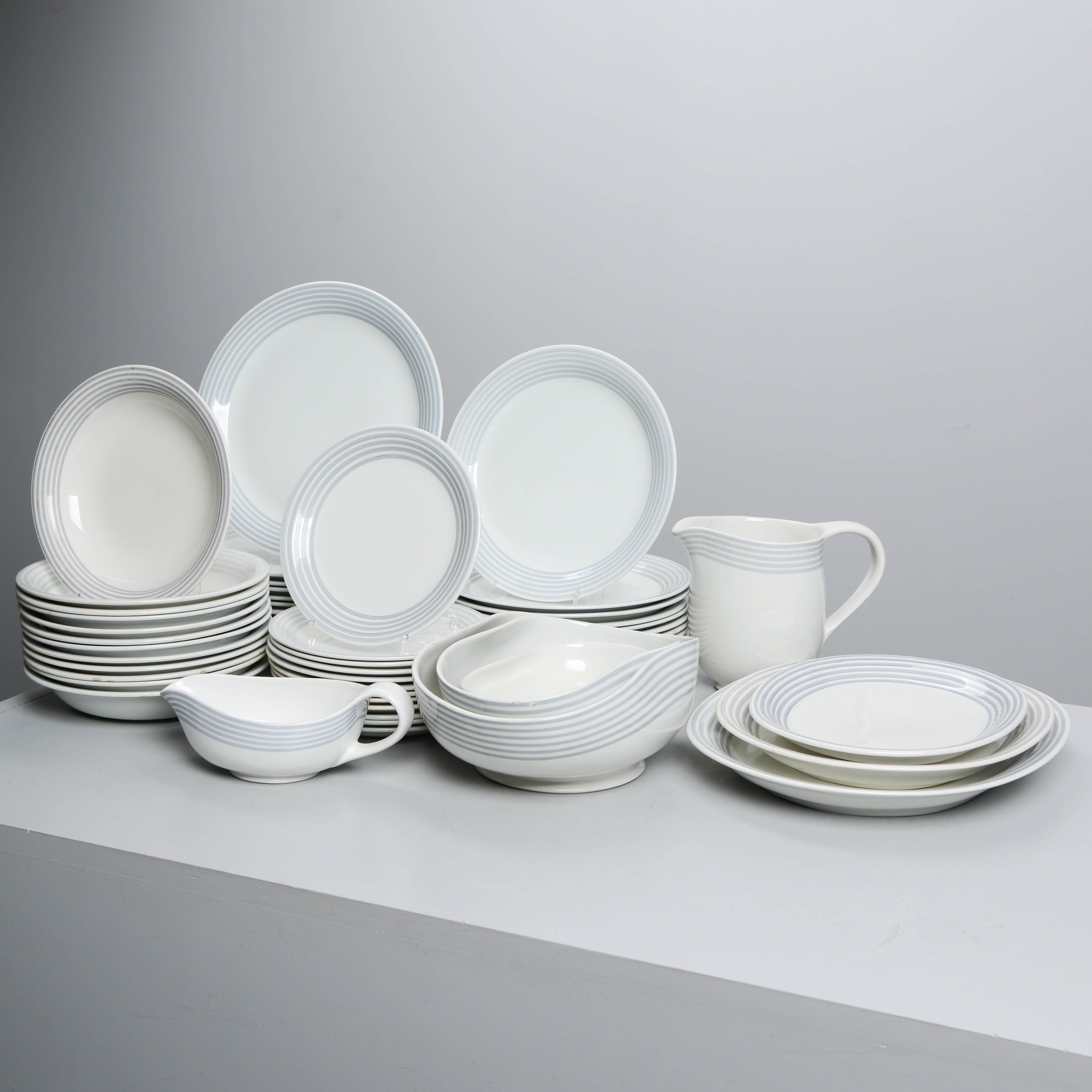 WILHELM KÅGE. Matservis för 12 personer, "Grå ränder", Gustavsberg, 1945-1970 (56 delar).