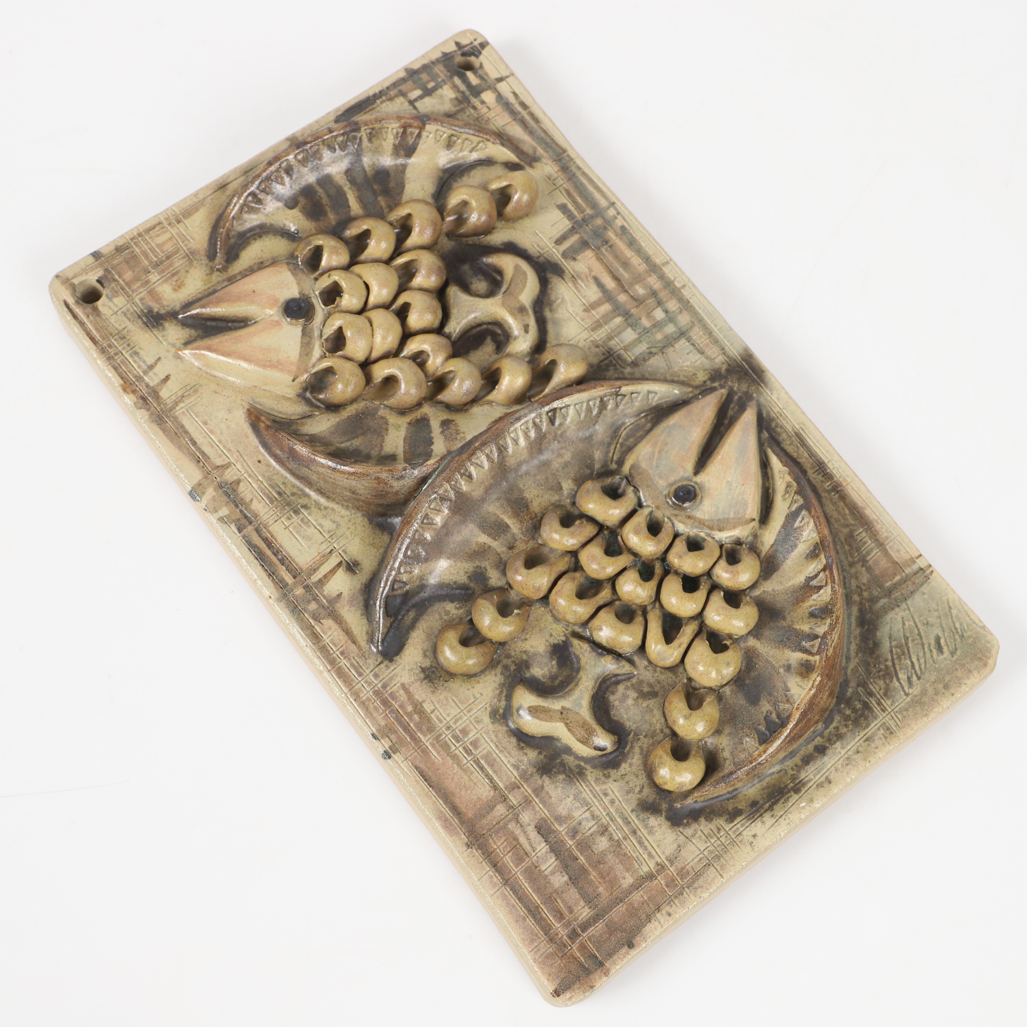 ULLA WINBLAD. Väggrelief, flygfiskar, keramik, Alingsås, signerad.