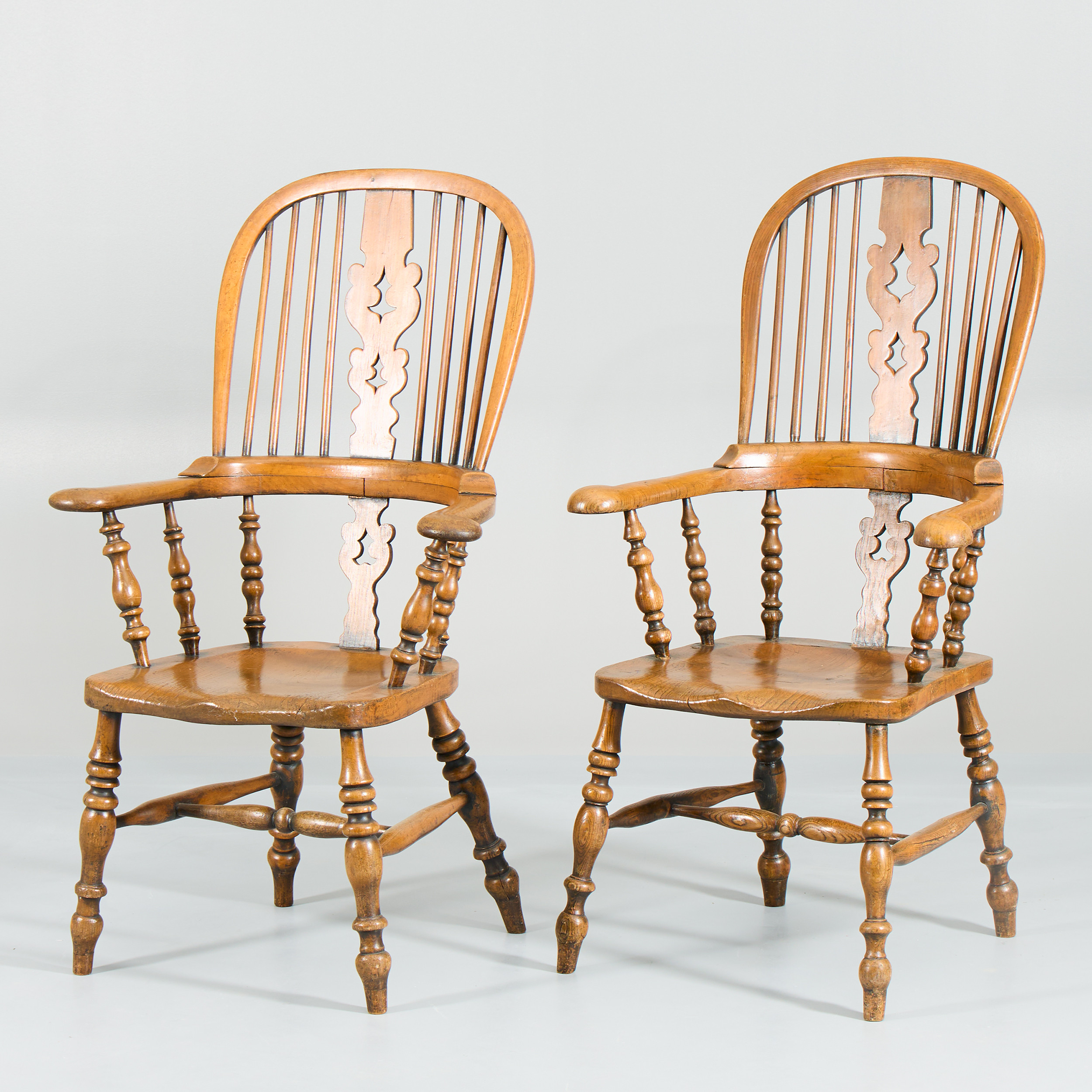 KARMSTOLAR ett par, Windsor-modell 1900-talets första hälft.