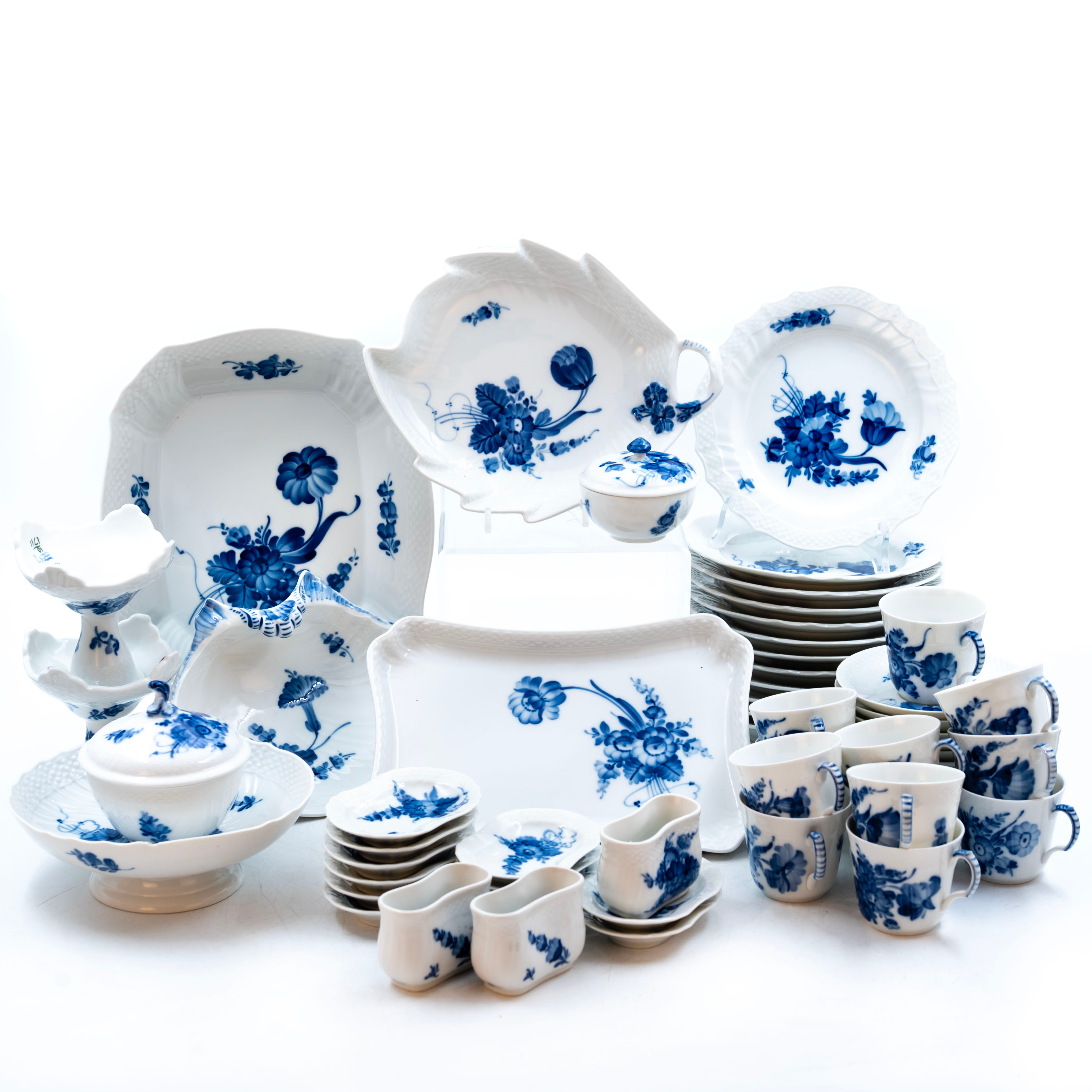 Servisdelar, "Blå Blomster", Royal Copenhagen, Danmark, 62 delar.
