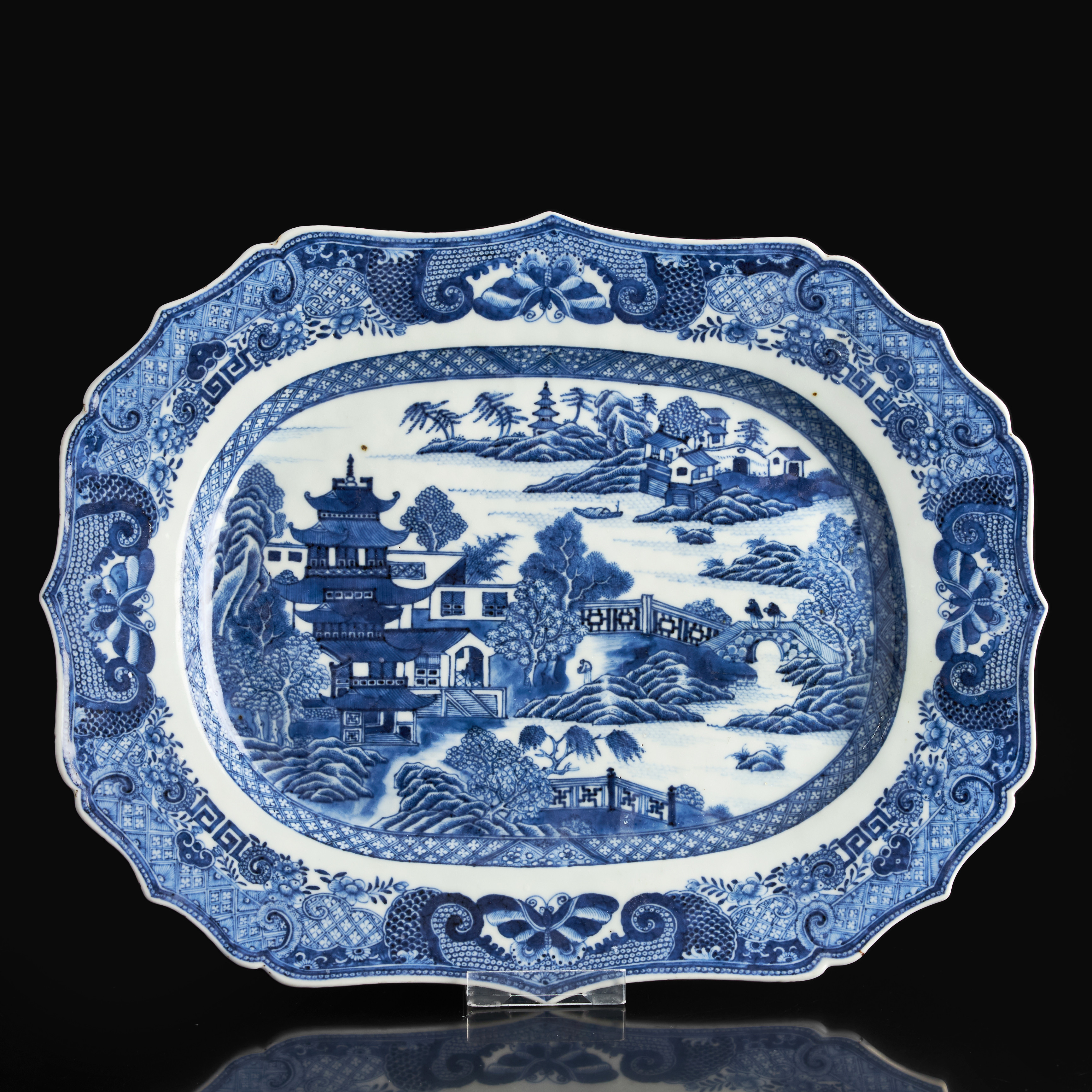 STEKFAT, Kina, Qianlong (1736–1795), konturerad kant, dekor av flodlandskap i blåvit underglasyr.