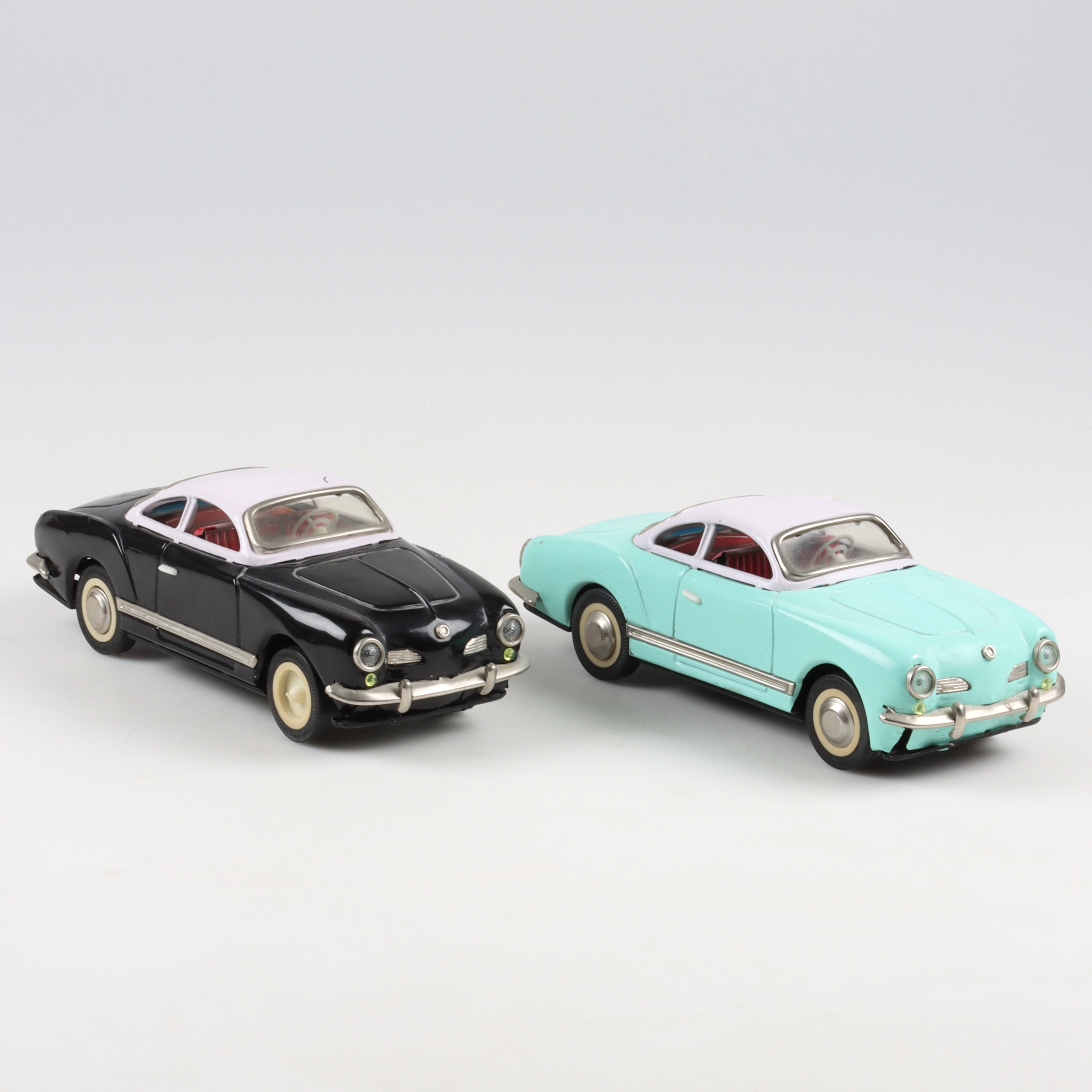 MODELLBILAR, 2 st, litograferad plåt, Volkswagen Karmann Ghia, 1900-talets andra hälft.