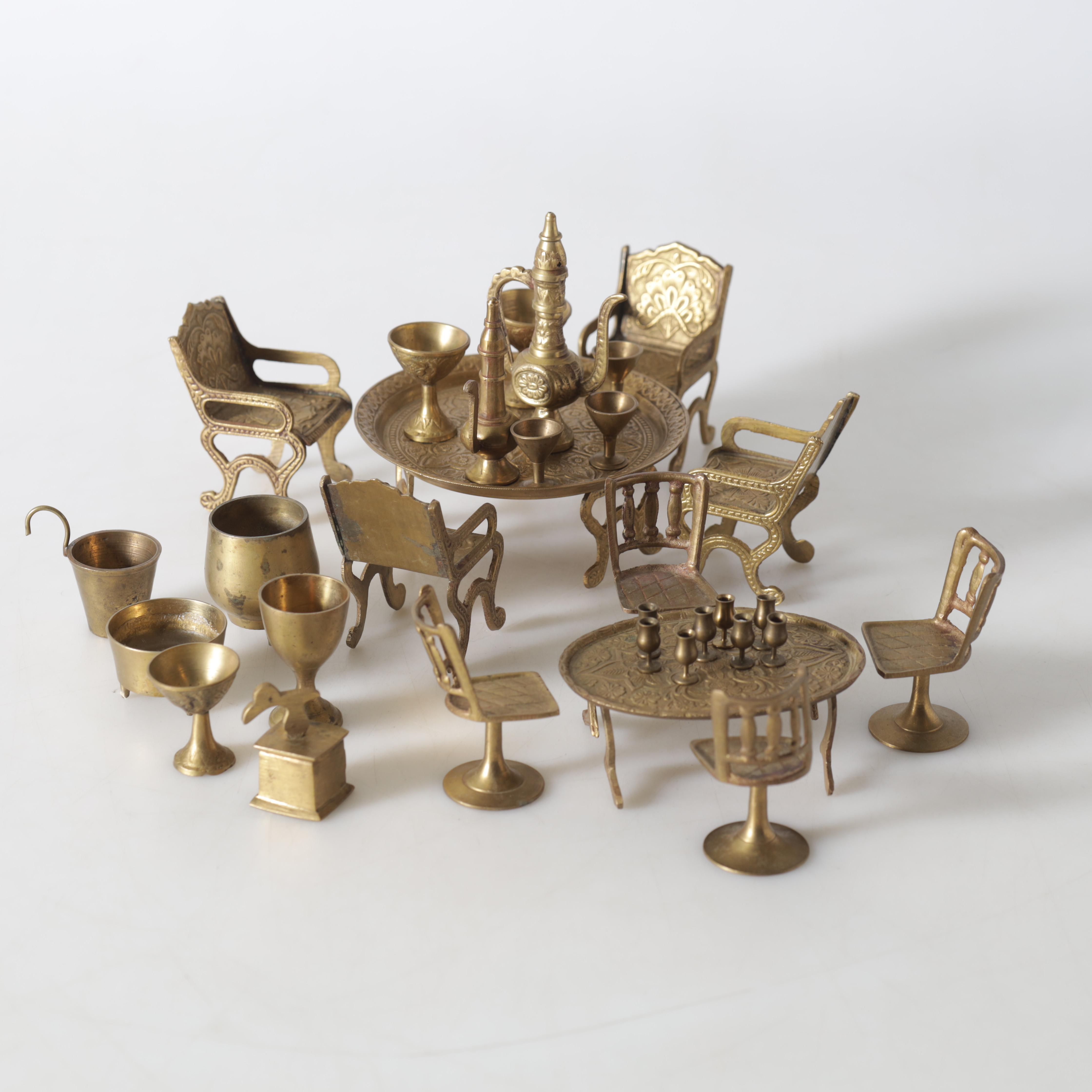 DOCKHUSMÖBLER, samt tillbehör, 31 delar, gulmetall, orientaliska, 1900-tal.