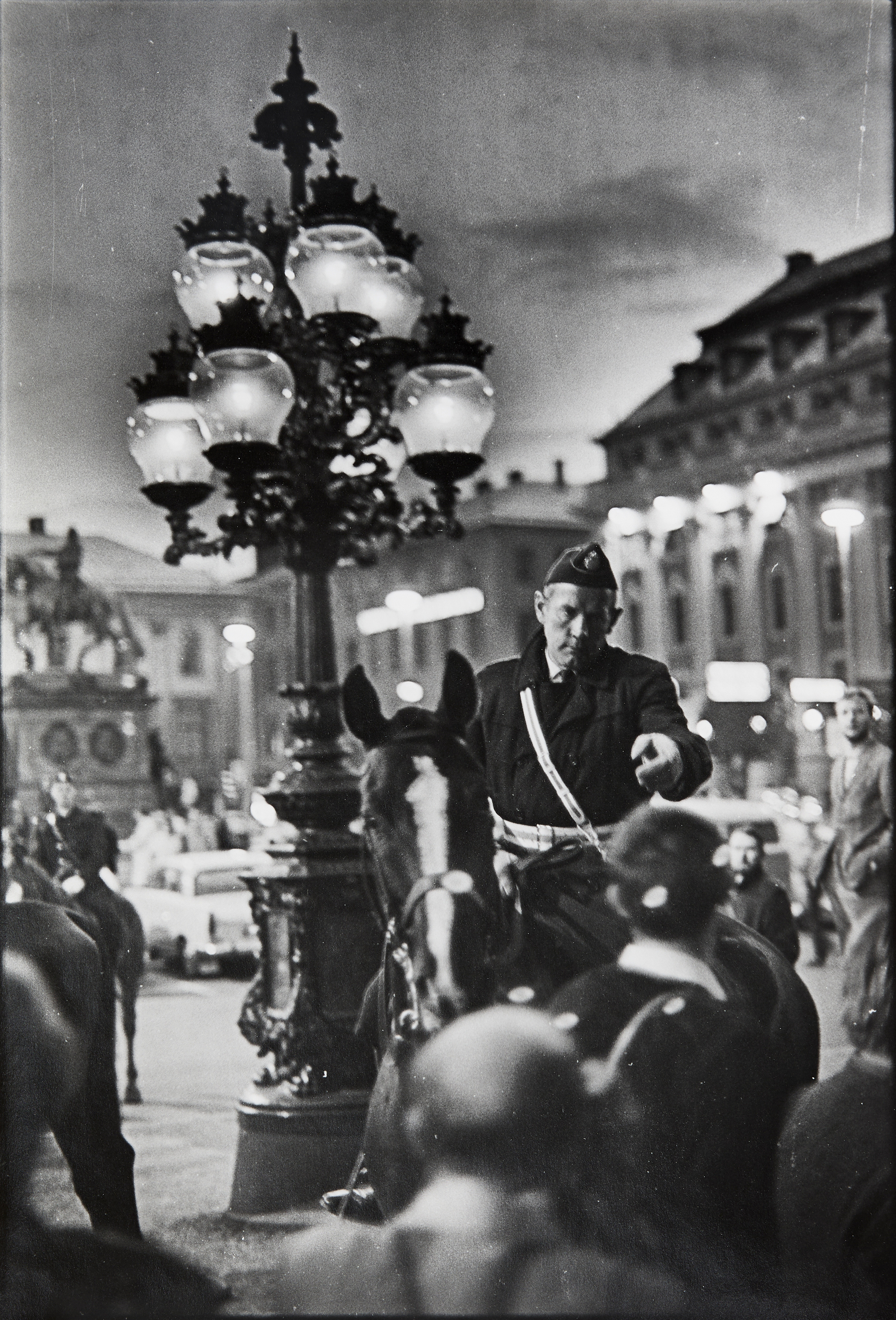 ROLF WERTHEIMER (Sverige, 1930-2025), "Studentrevolten 1968, vid Operan", Stockholm, copyright stämpel, gelatinsilverfotografi.