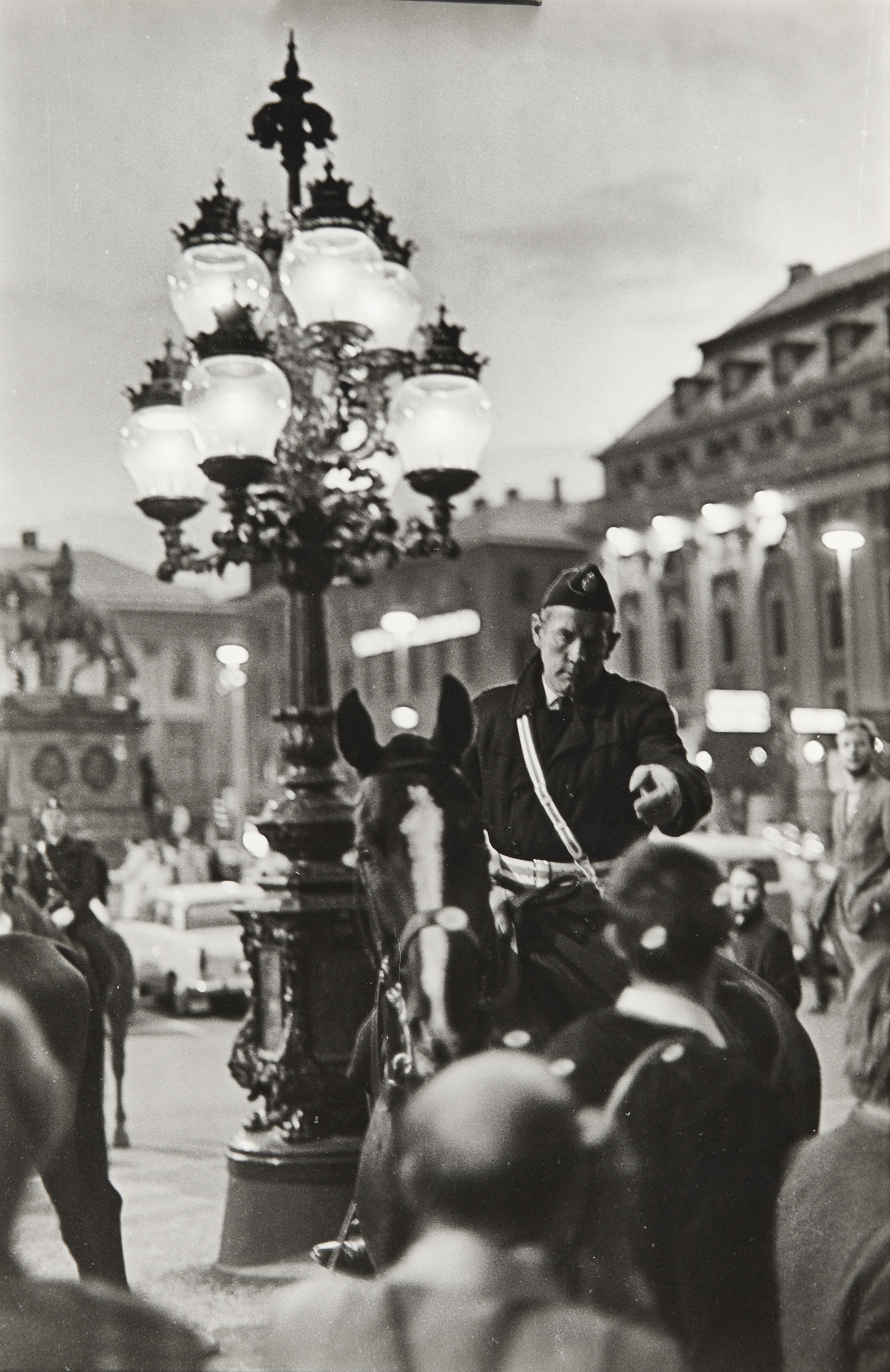 ROLF WERTHEIMER (Sverige, 1930-2025), "Studentrevolten 1968, vid Operan", Stockholm, copyright stämpel, gelatinsilverfotografi.