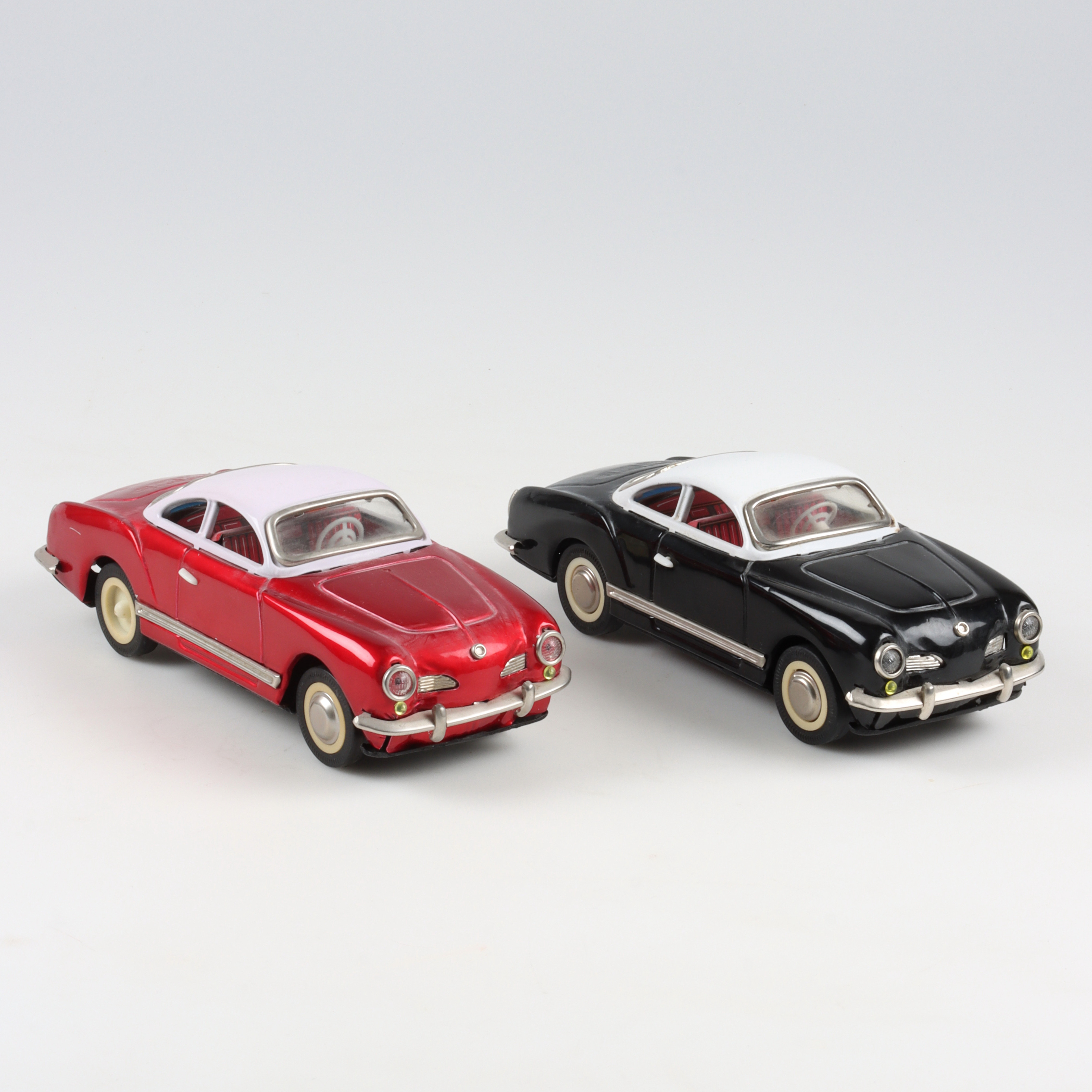 MODELLBILAR, 2 st, litograferad plåt, Volkswagen Karmann Ghia, 1900-talets andra hälft.