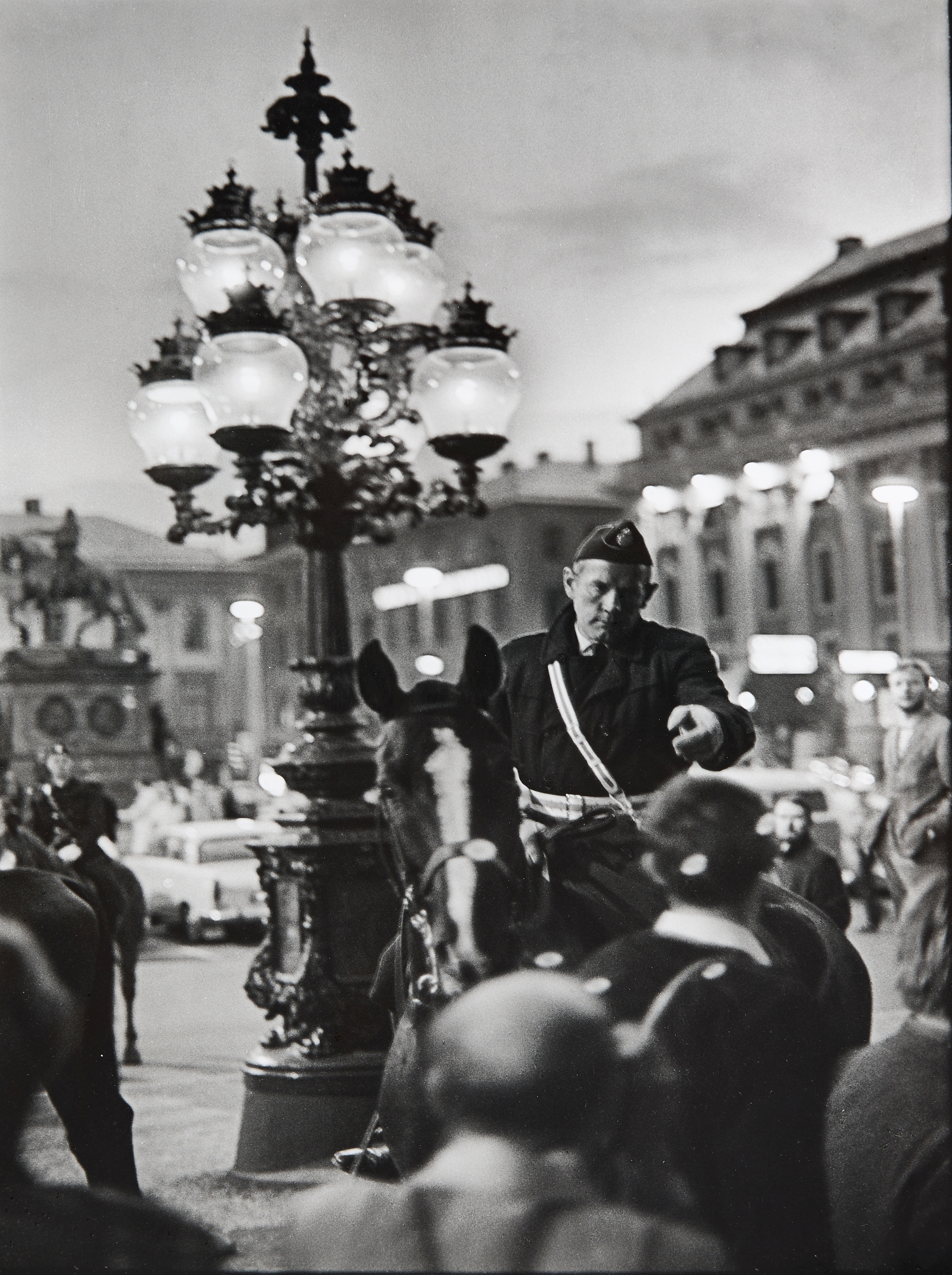 ROLF WERTHEIMER (Sverige, 1930-2025), "Studentrevolten 1968, vid Operan", Stockholm, monogramsignerad samt copyright stämpel atergo, gelatinsilverfotografi.