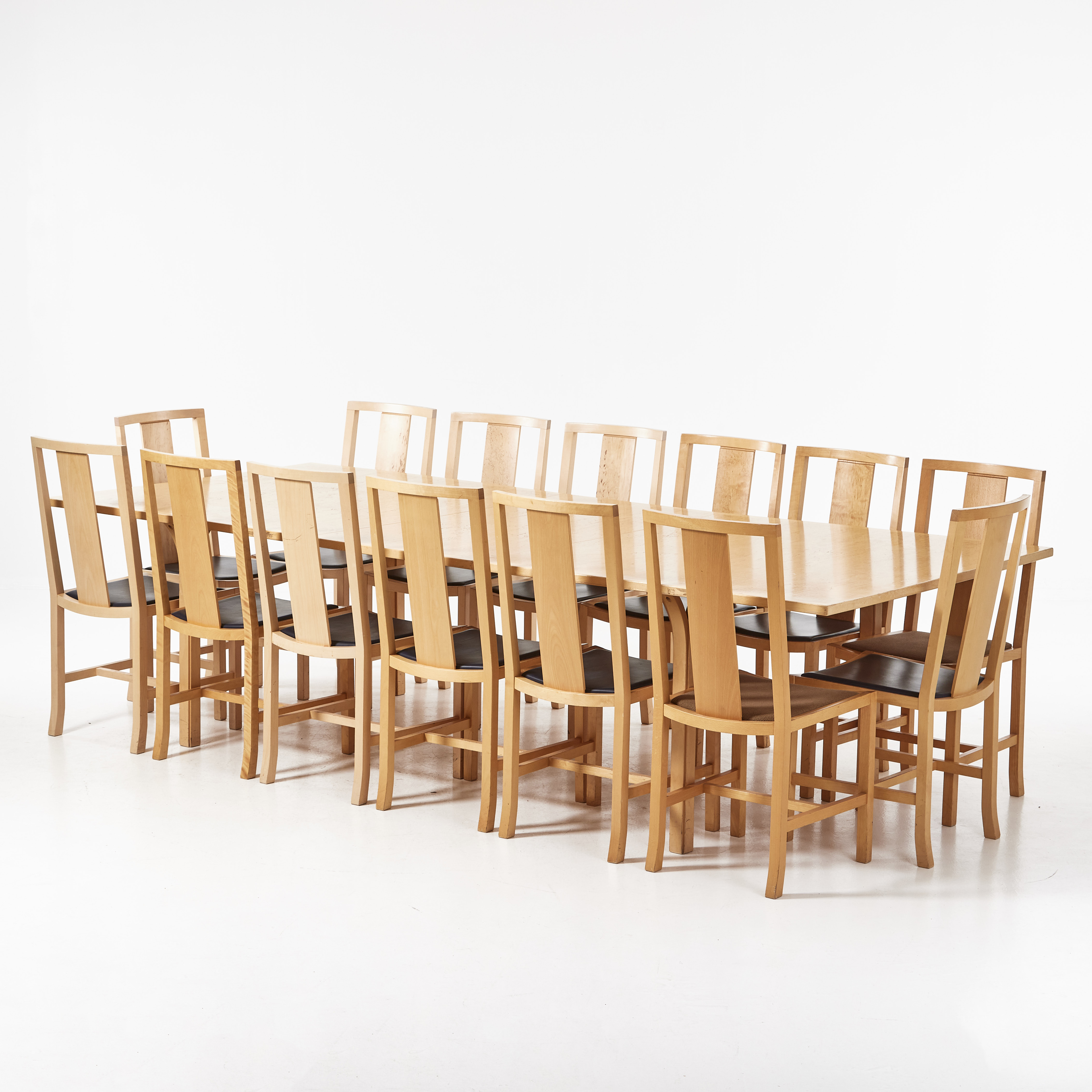 LENNART JANSSON. Konferensmöbel, 20 delar (19+1), bestående av stolar, 19 st., "Sitten", Rydén Interiör AB, märkta. 1990-2000, bord från Inredningsform Malmö., 1994, björk, fanerade i masurbjörk, klädd i blått skinn.