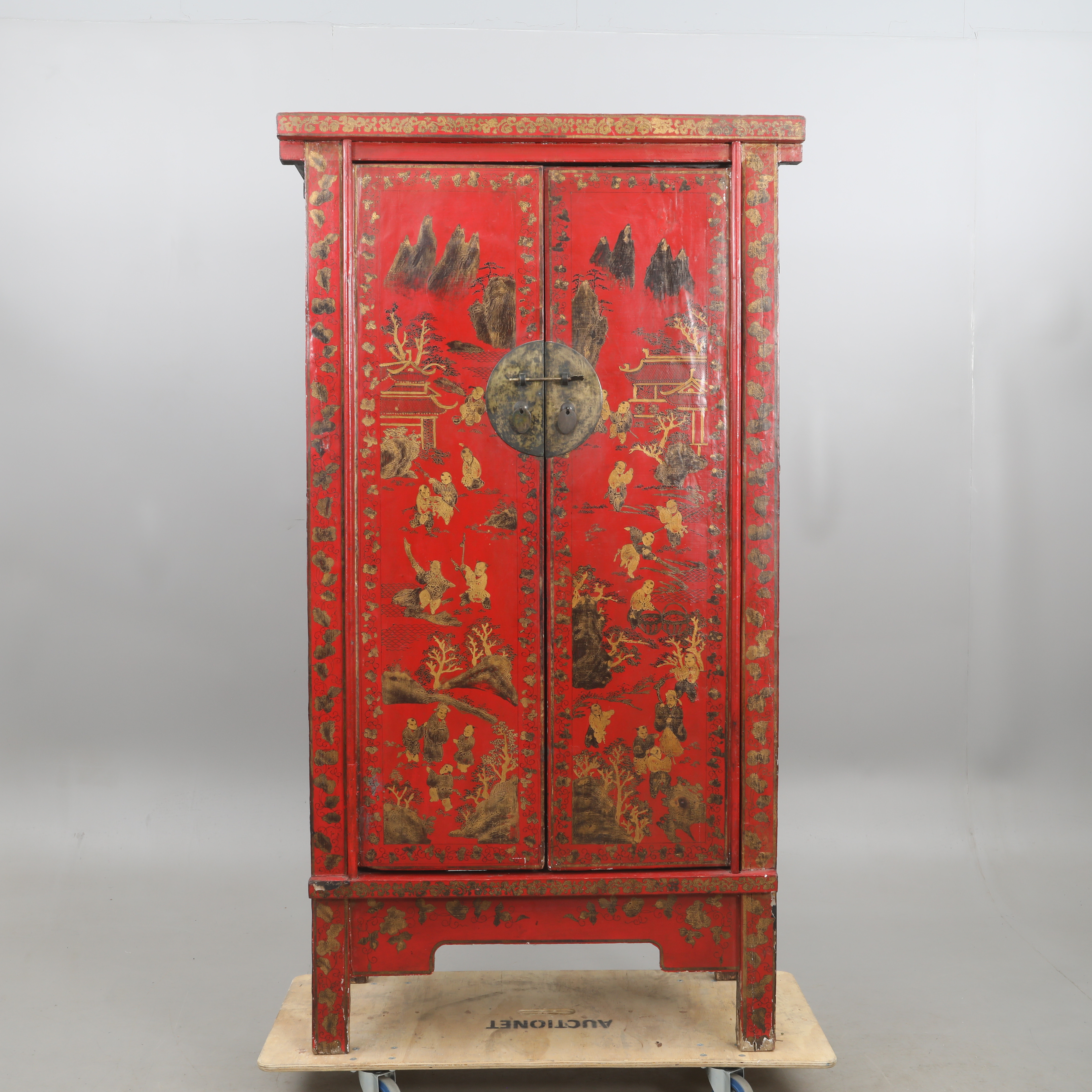 SKÅP, Kinesiskt, röd lack med landskapsdekor, 1700-tal.