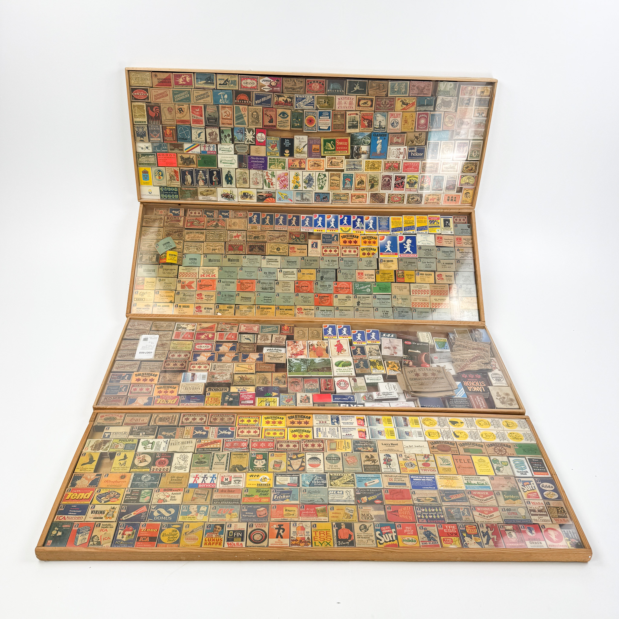 TÄNDSTICKASKAR, monterade i 4 ramar, ca 500 st, 1900-tal.