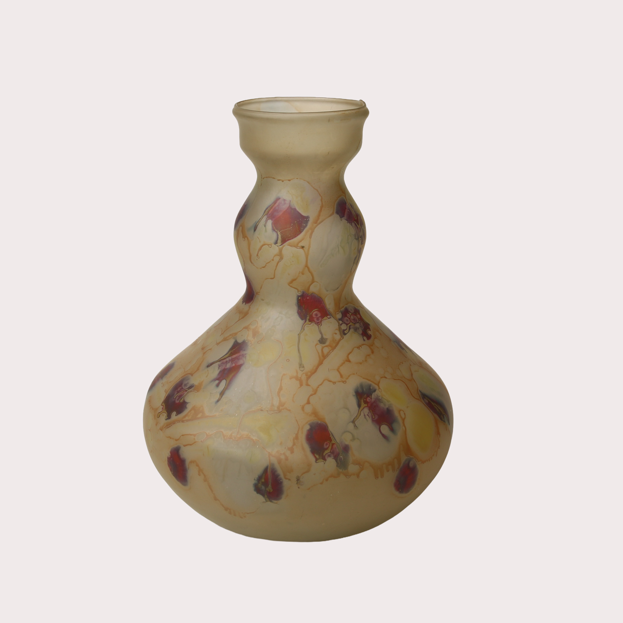 VAS, opakt glas med violetta, och gulgröna fläckar. Omkring 1900-talets första fjärdedel.