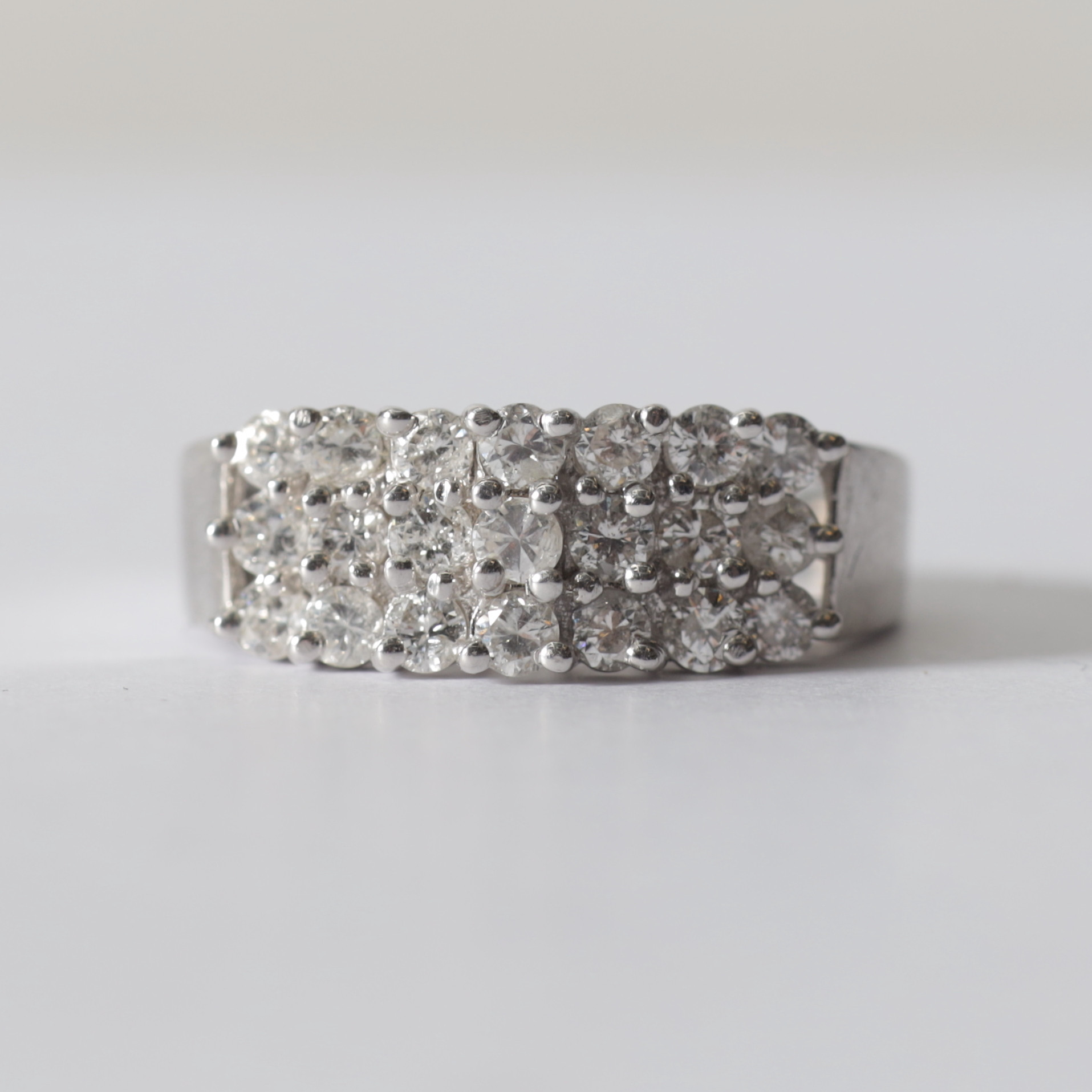 BRILJANTRING, 18K vitguld. Totalvikt ca 4,8 gram.