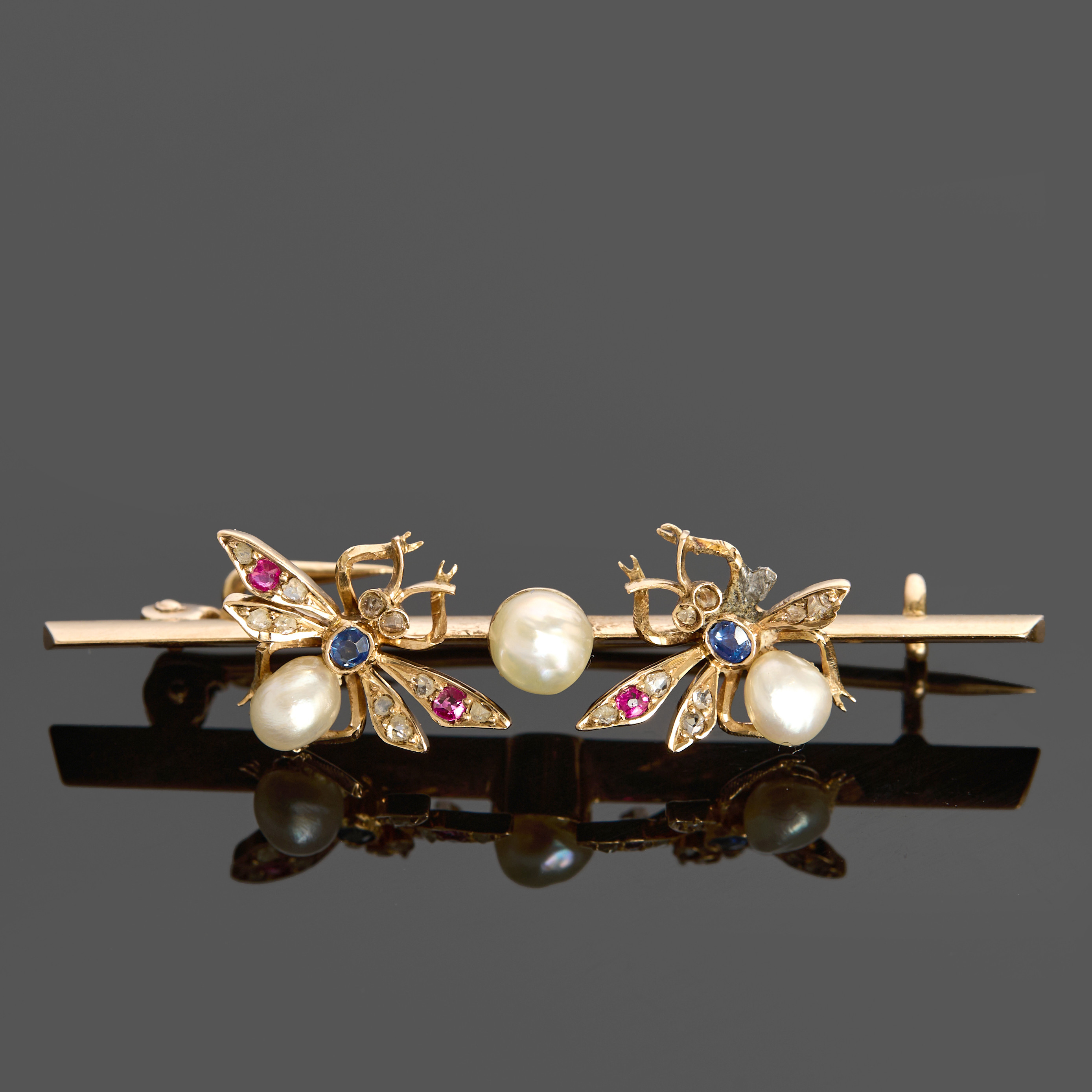 BROSCH, 14k guld, dekorerat med två insekter prydda med pärlor, safirer, rubiner samt rosenslipade diamanter.