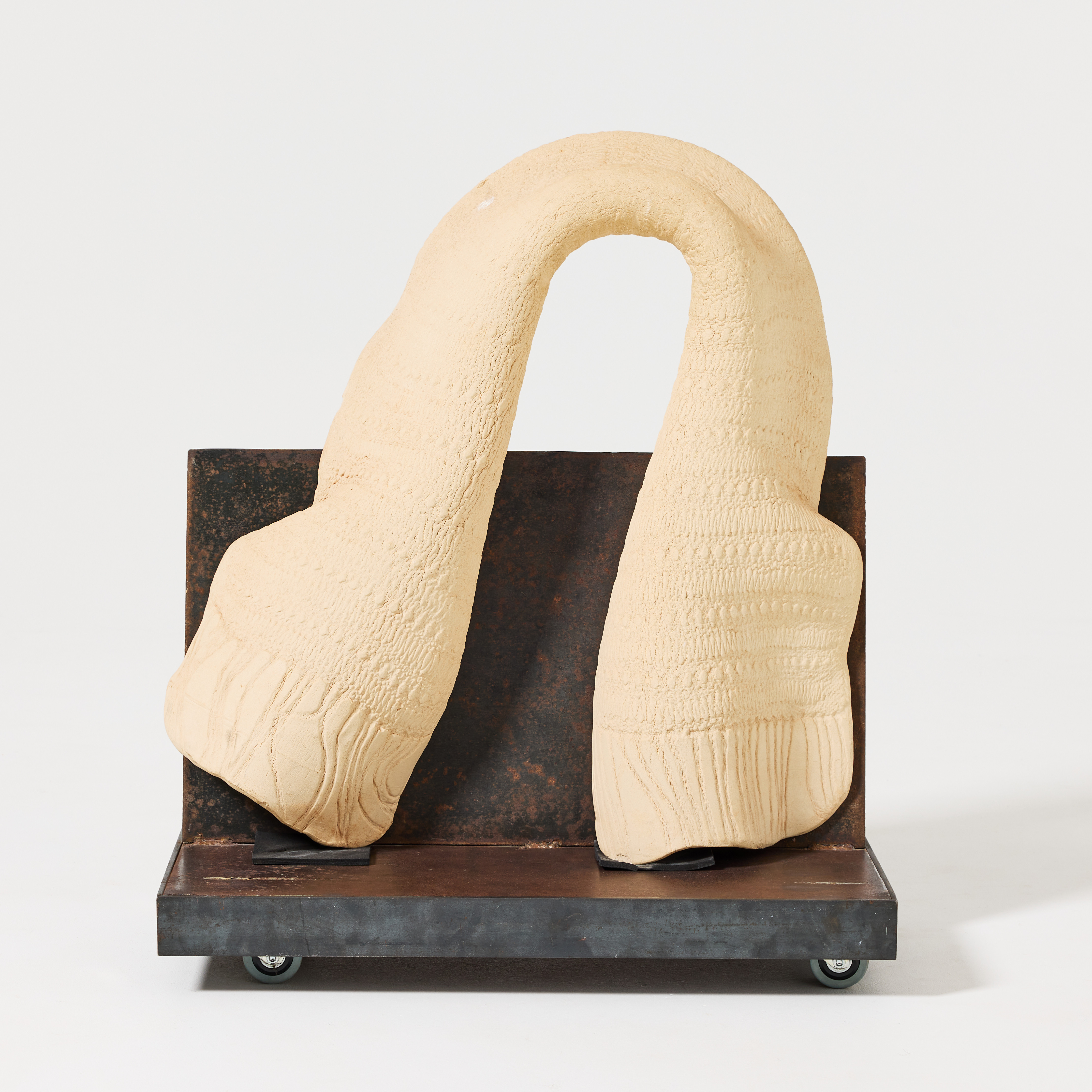 HERTHA HILLFON. Skulptur, i form av en halsduk, lergods med stativ i plåt.