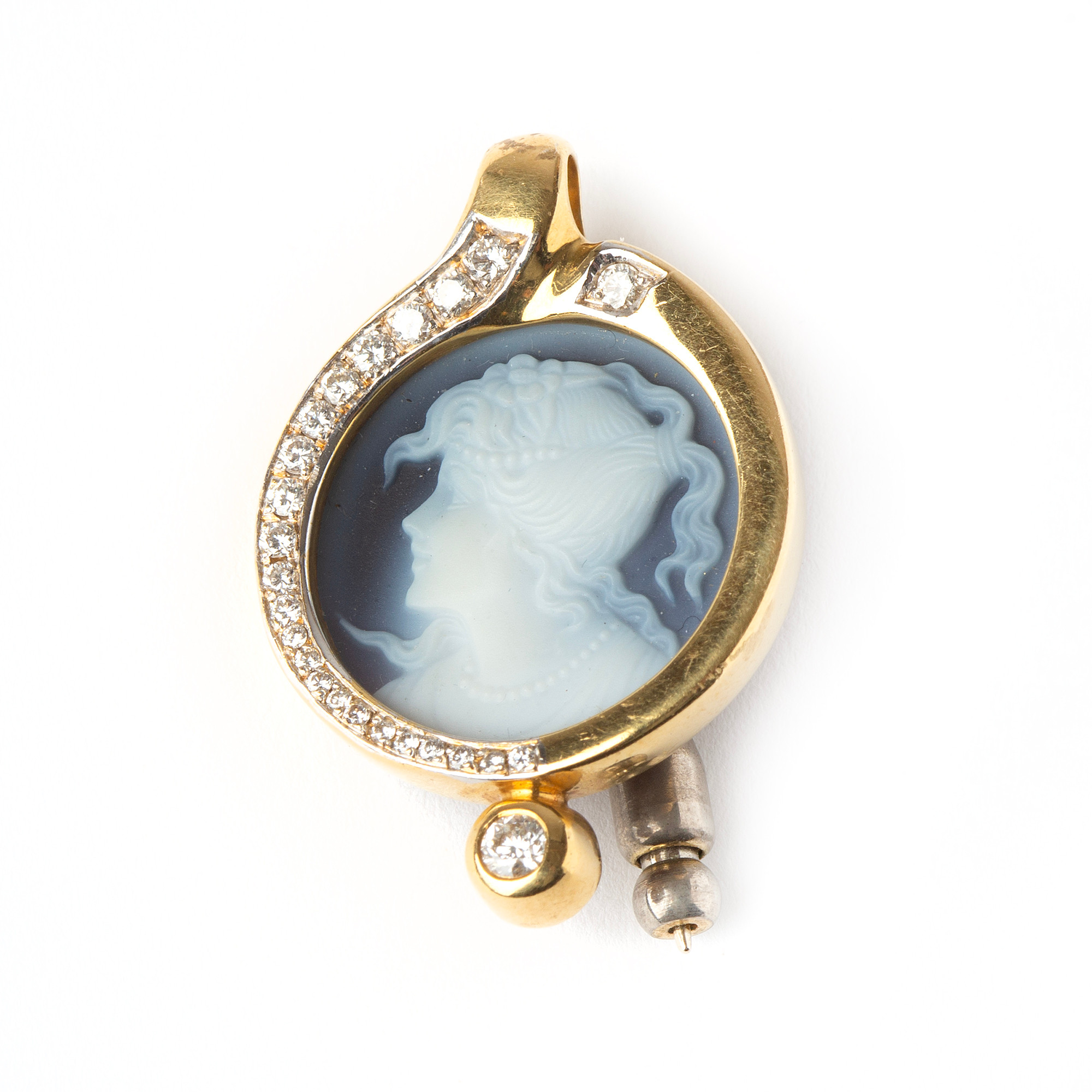 BROSCH, 18K guld och vitguld med skuren agat kame samt briljantslipade diamanter, totalt ca 60 ct.